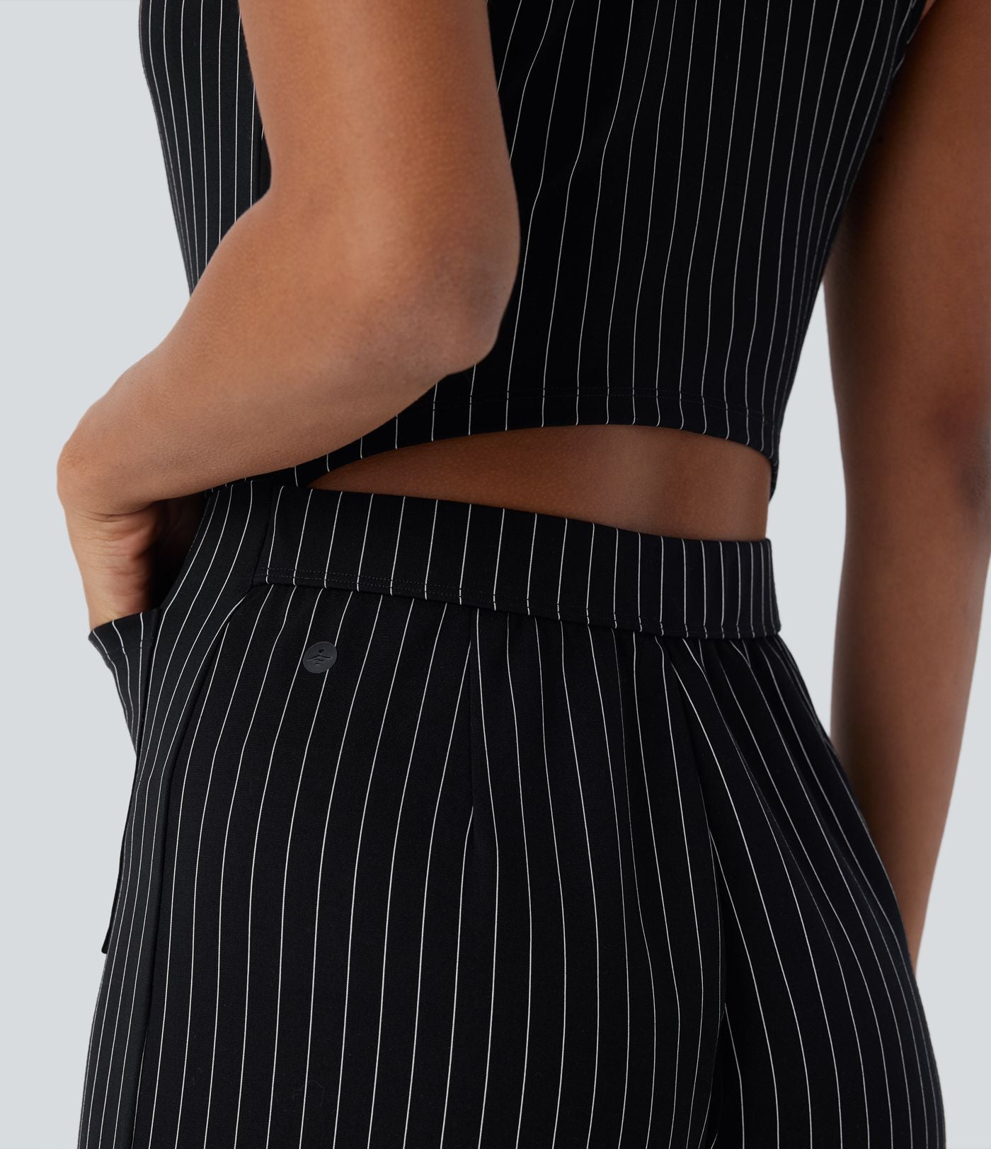 Combinaison tailleur rayée à jambes larges, décolleté en V, découpe et poches