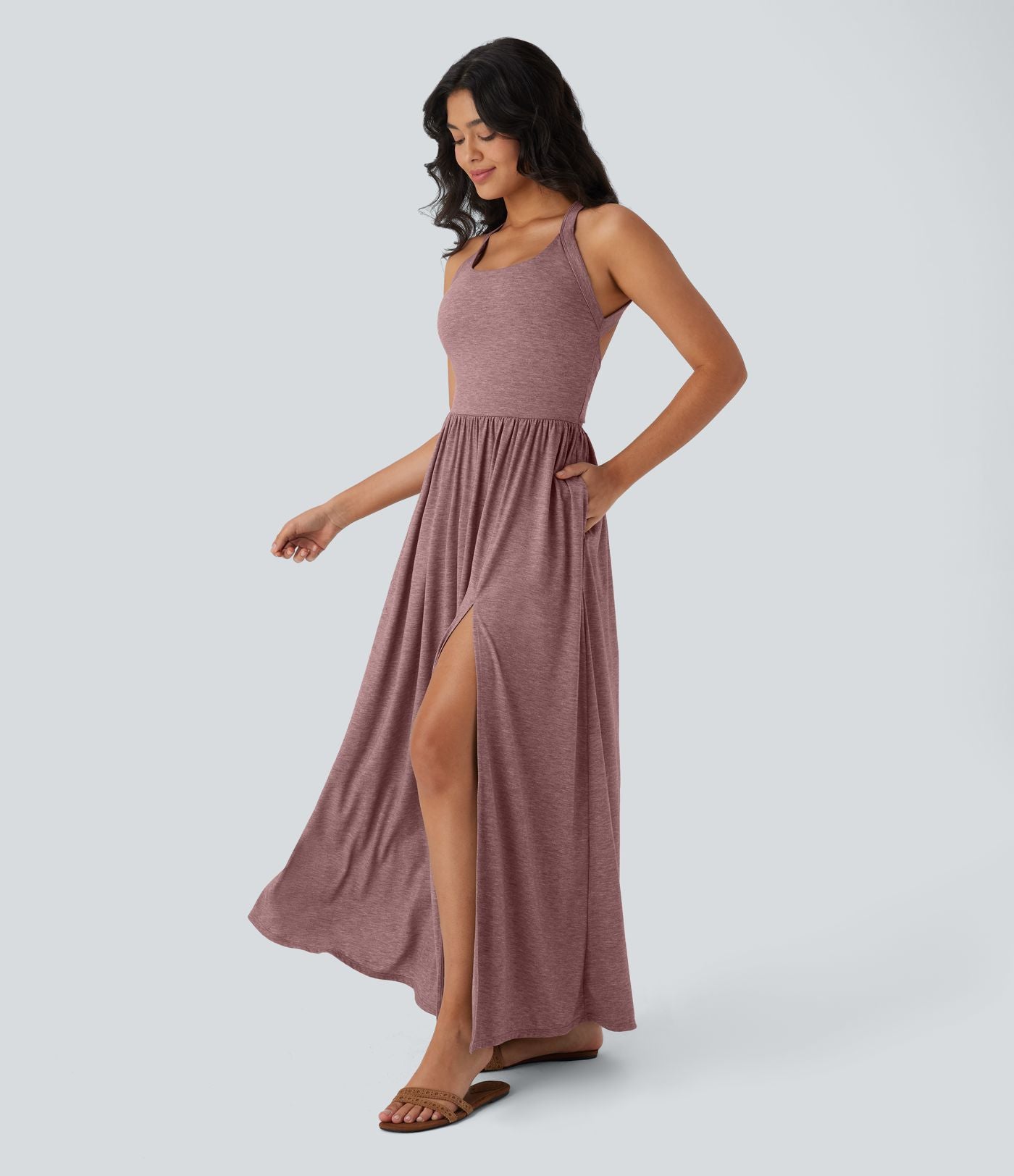 Robe longue fluide fendue avec poches latérales, dos nu et effet torsadé