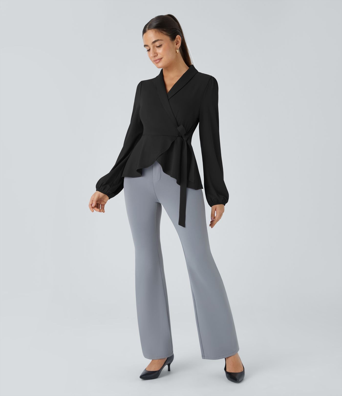Blouse de travail à col châle, effet cache-cœur, lien sur le côté et ourlet à volants