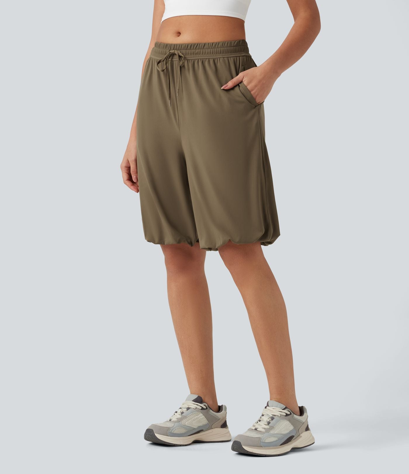 Short bouffant de danse taille basse en SoftlyZero™ à cordon de serrage avec poches - UPF50+