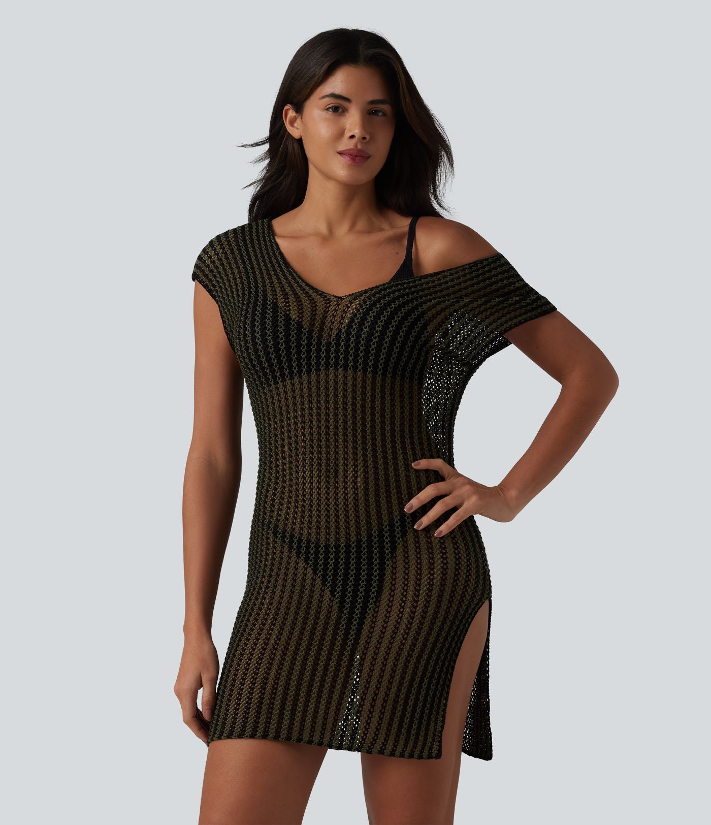 Robe de plage courte ajourée col V manches chauve-souris avec fente