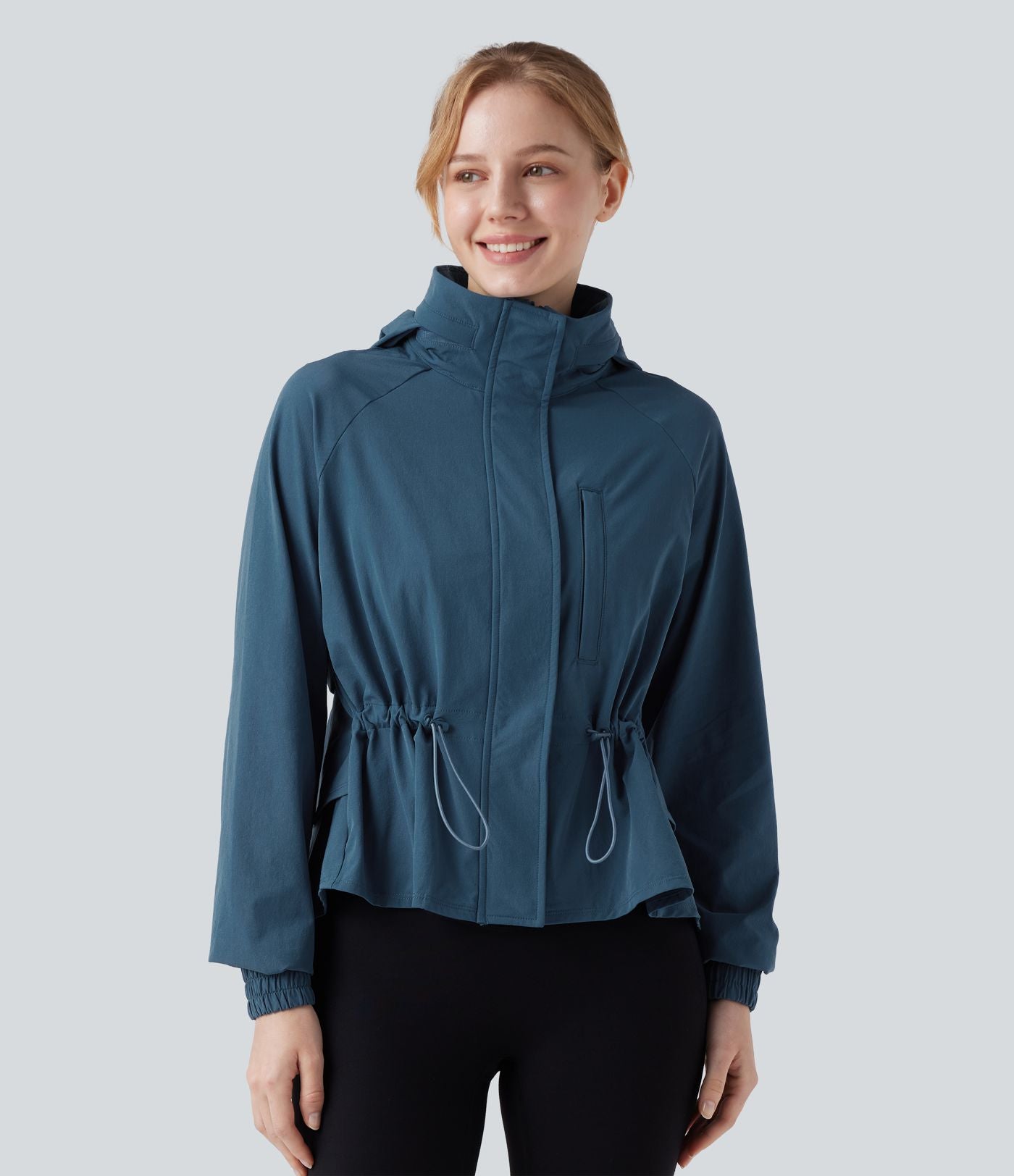 Veste cape d'entraînement à capuche amovible avec cordon de serrage, mesh contrastant et ourlet à volants avec poche