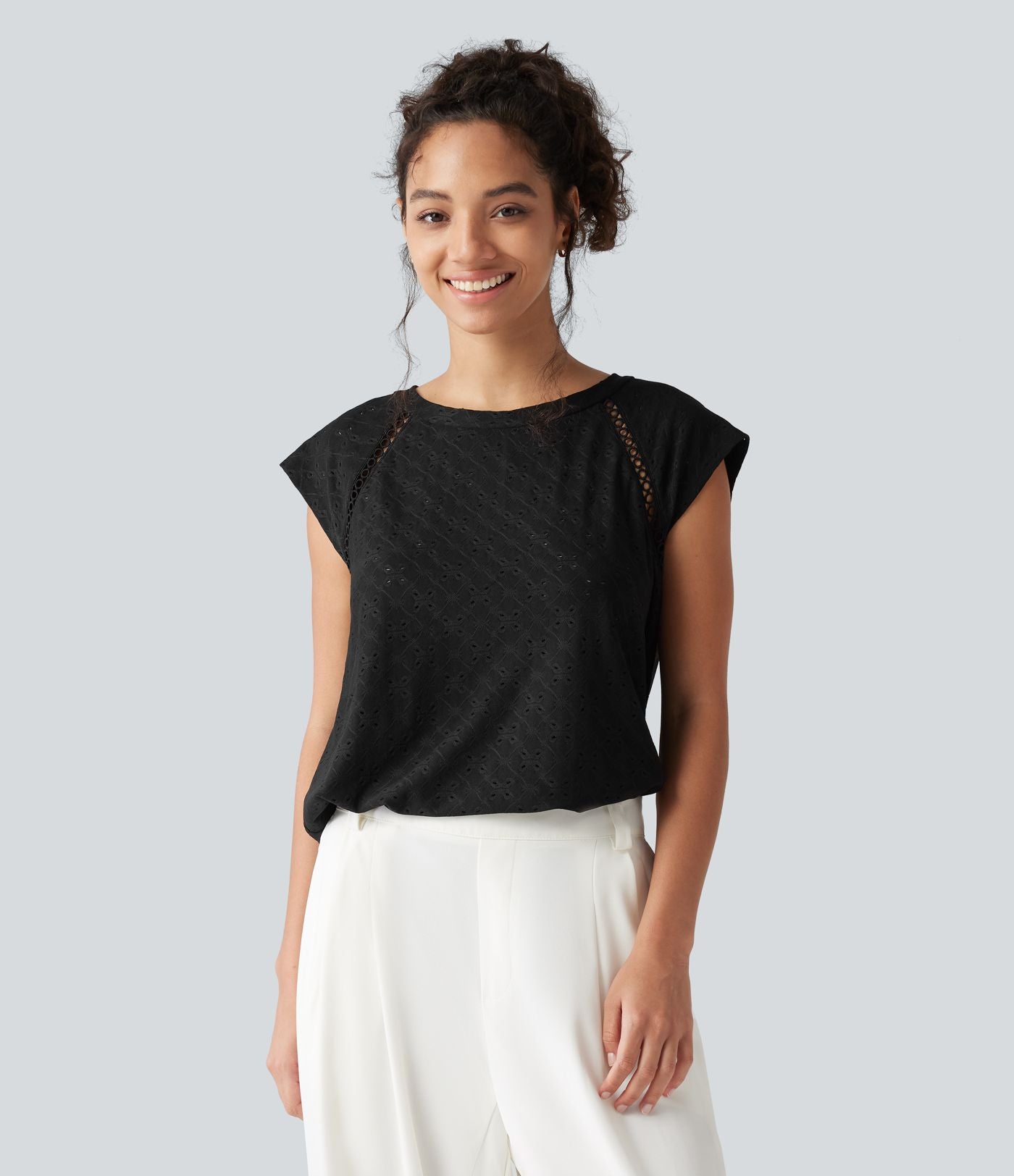 Blouse décontractée à col rond, mancherons, découpes et lien au dos
