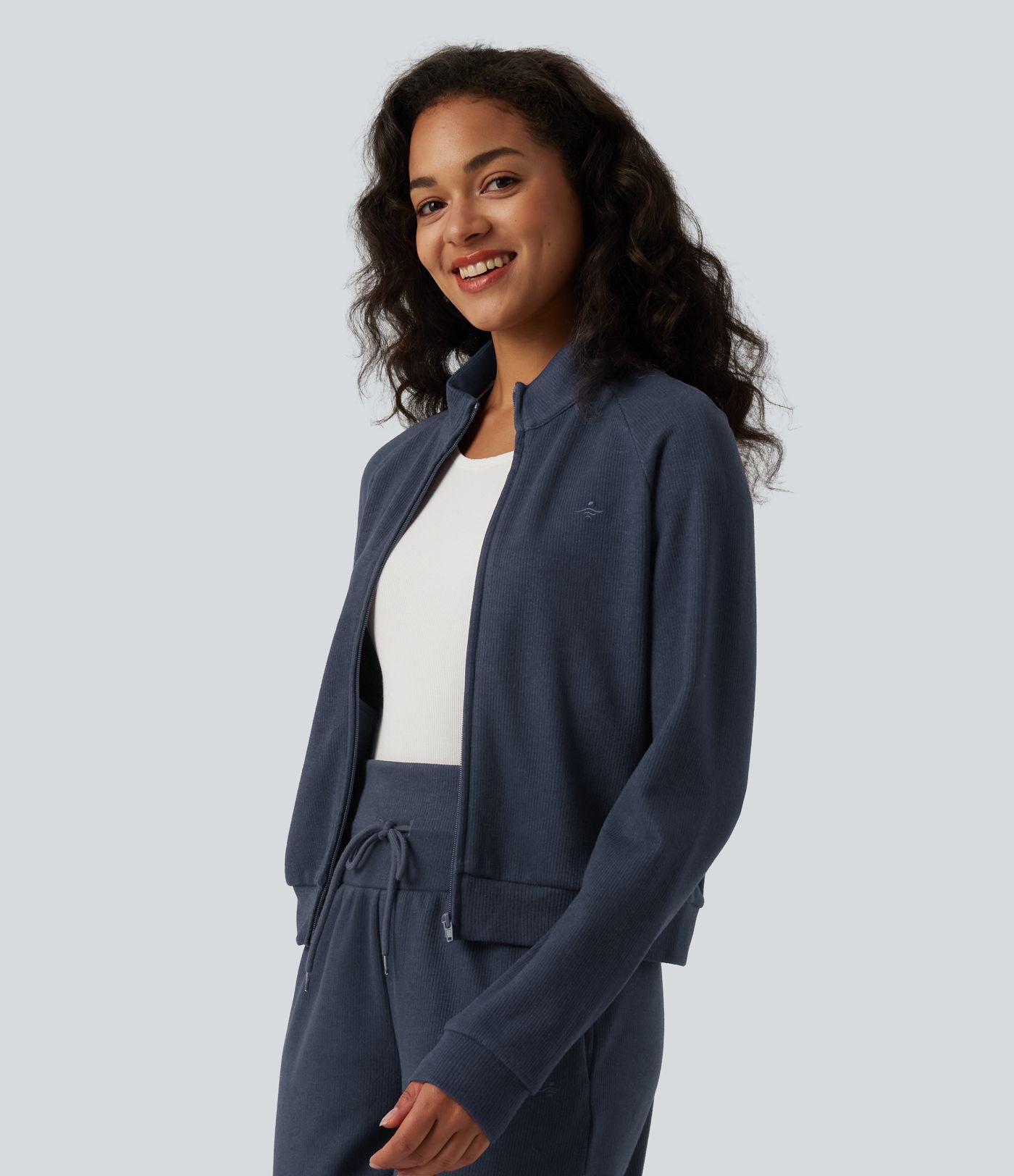 Veste casual côtelée à col montant, manches longues et fermeture zippée avec poches