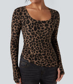 T-shirt imprimé léopard col échancré ourlet asymétrique manches longues avec trous pouces