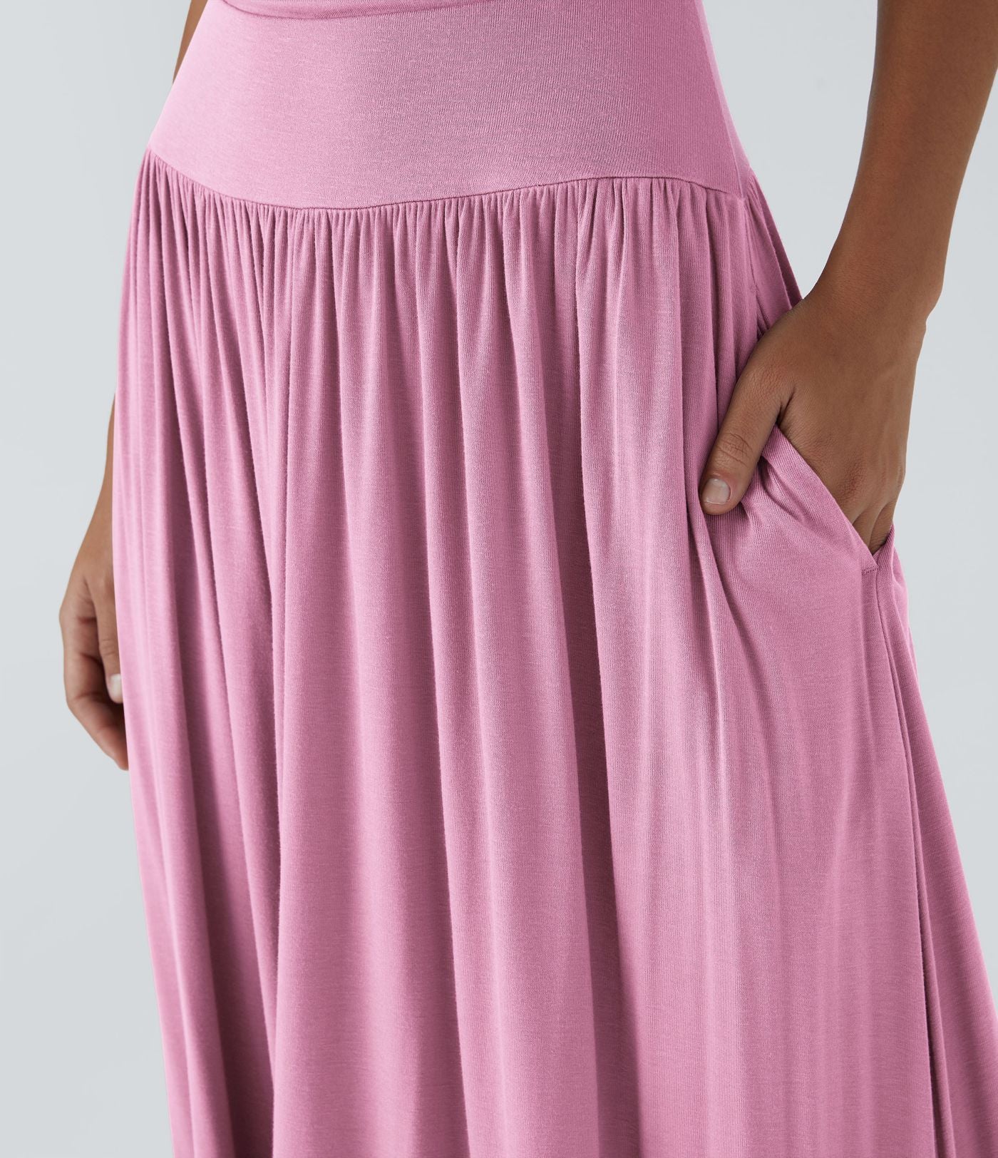 Robe longue à encolure bateau, bretelles asymétriques, côtés froncés et poches
