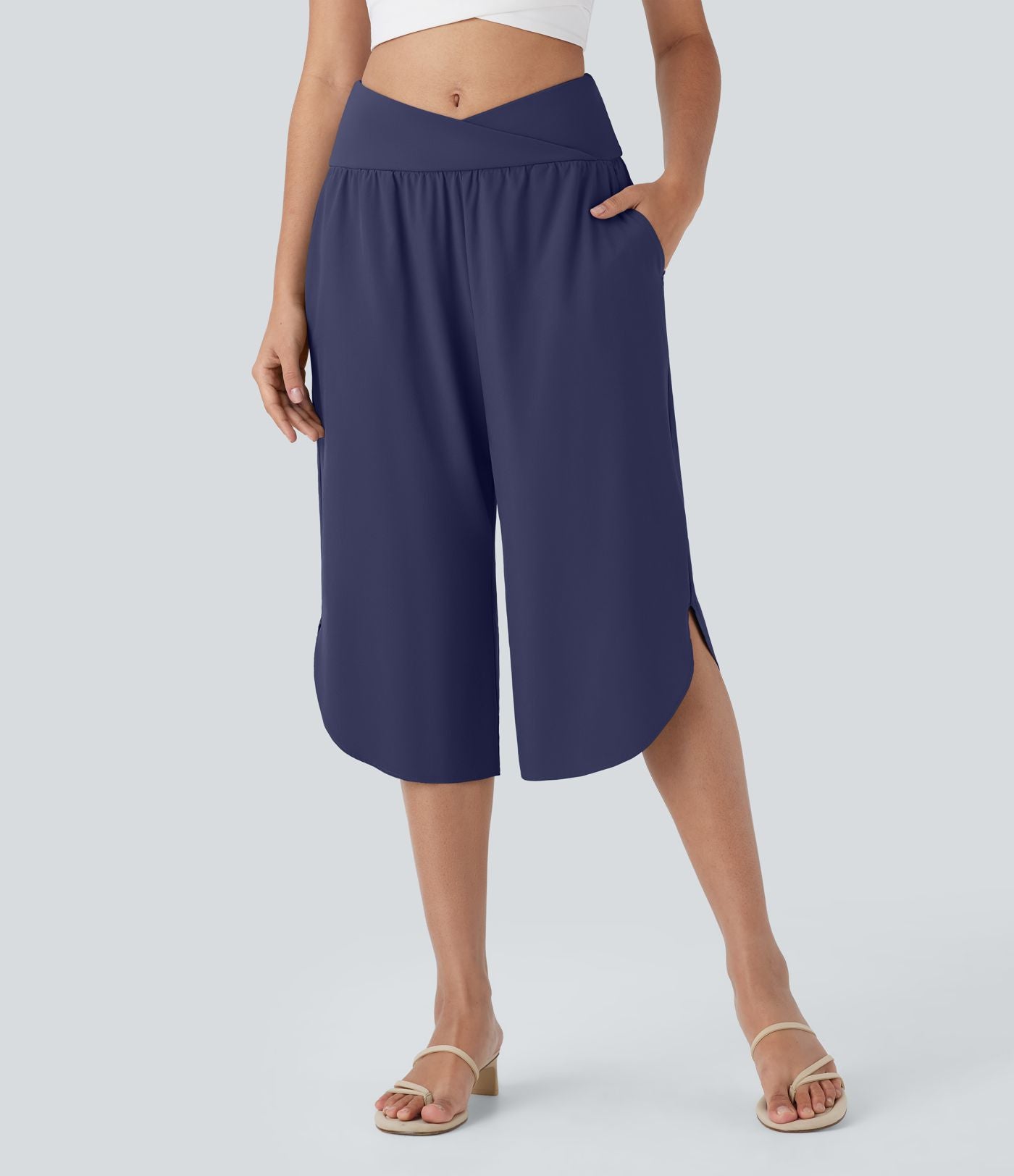 Pantalon capri de vacances Breezeful™ taille haute croisée avec poches latérales, fente et séchage rapide