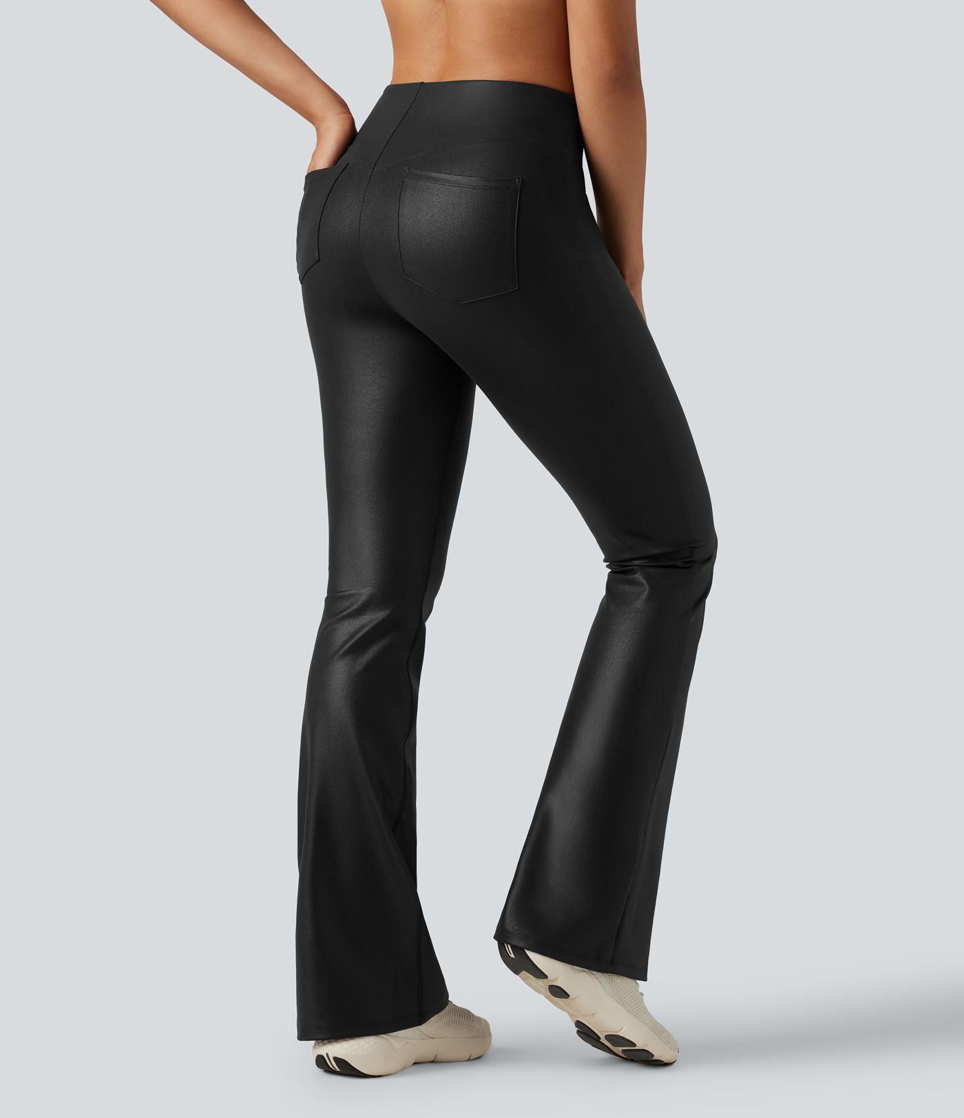 Pantalon de yoga à coupe bootcut gainant taille haute brillant effet cuir avec poches Halara Ultrasculpt™
