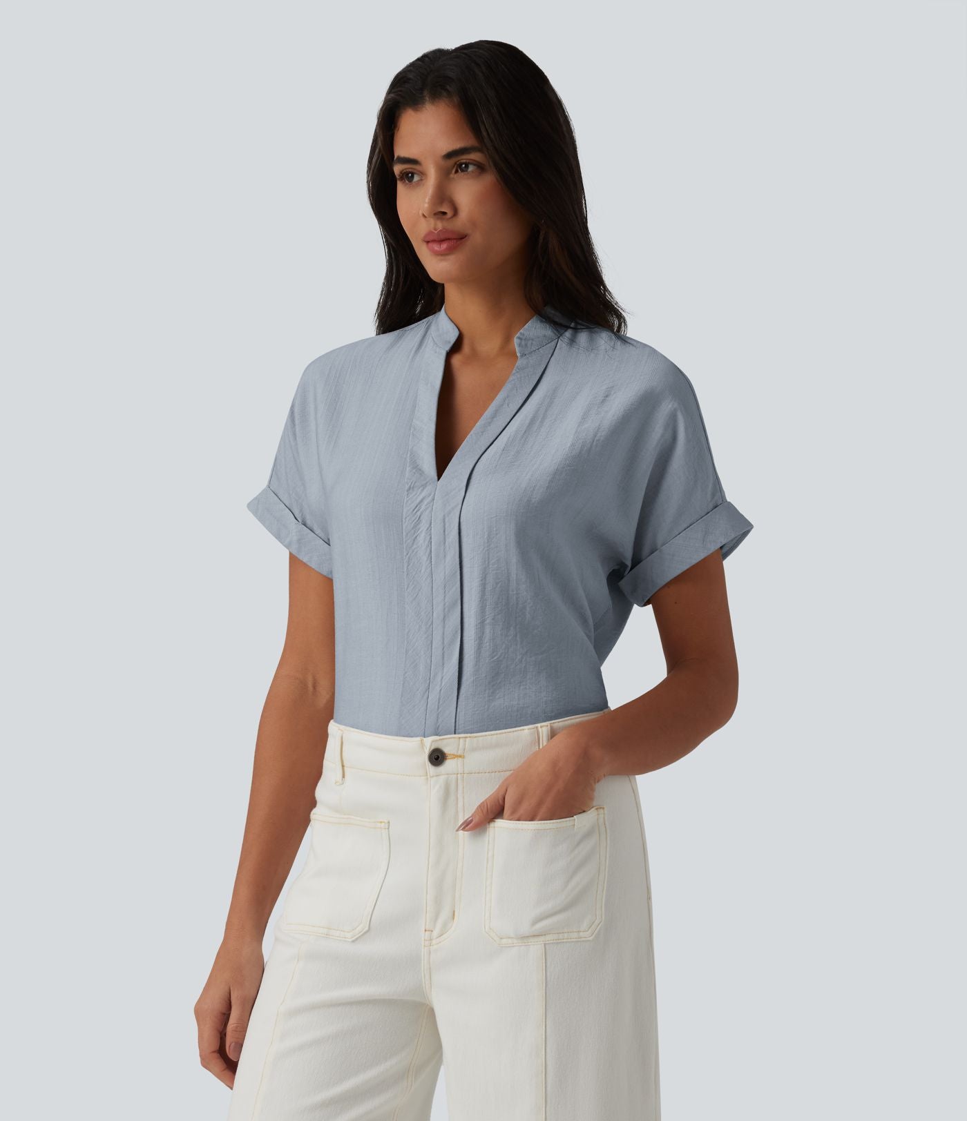 Chemise col V manches courtes aspect lin pour le bureau