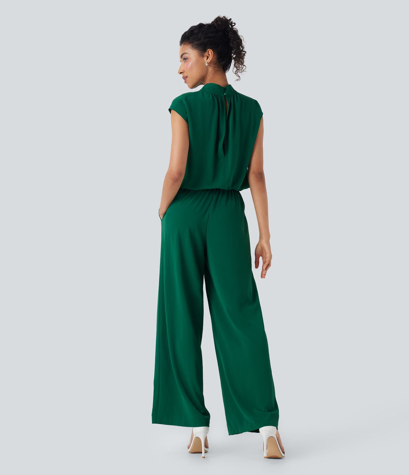 Combinaison pantalon tailleur jambes larges col montant dos goutte d'eau manches courtes avec poches latérales