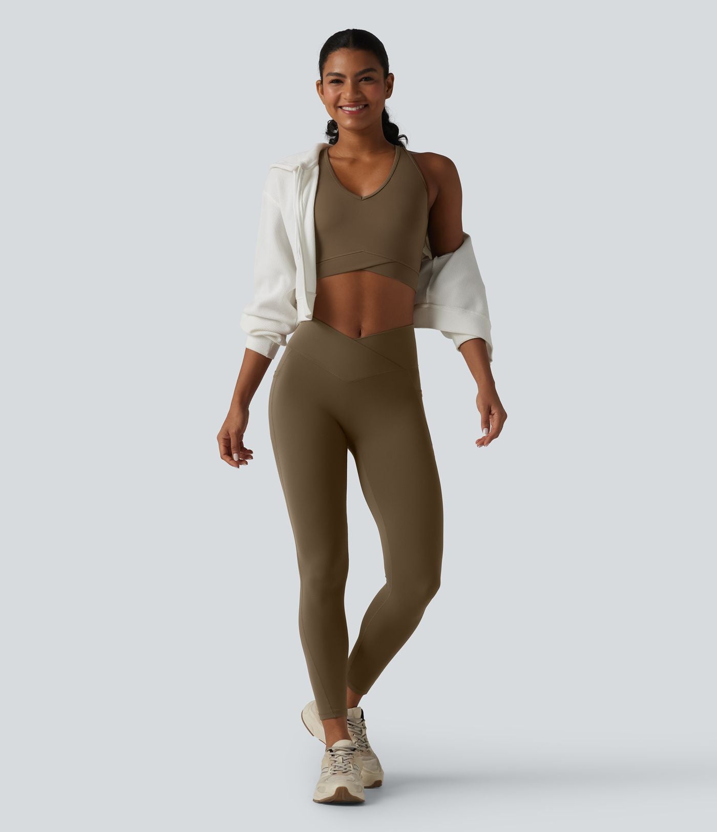 Débardeur de yoga SoftlyZero™ court col V dos nageur ourlet croisé avec brassière intégrée effet frais InstantCool, protection solaire UPF50+