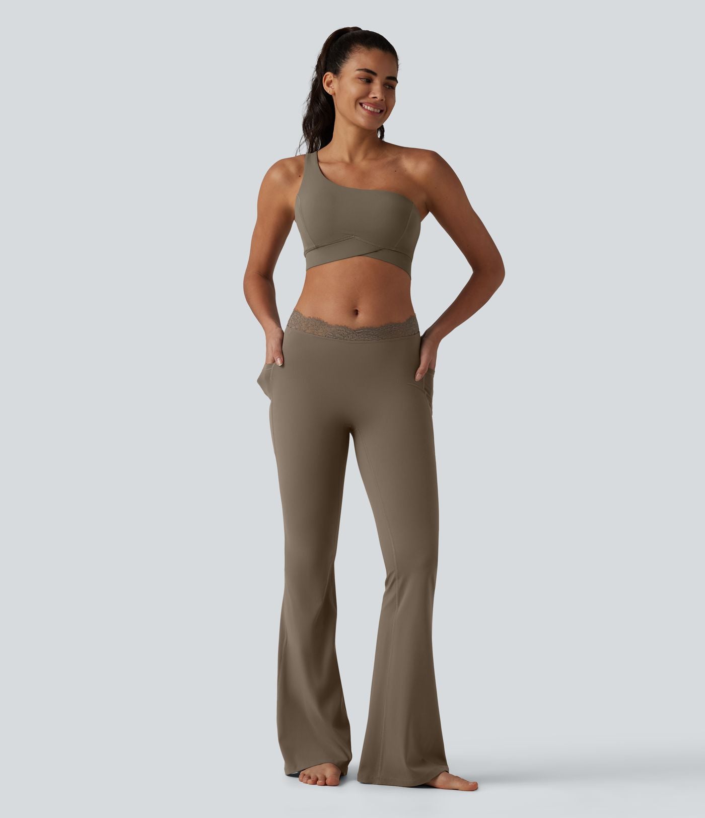 Halara UltraSculpt™ Legging évasé de yoga taille haute en V avec dentelle contrastée et poches