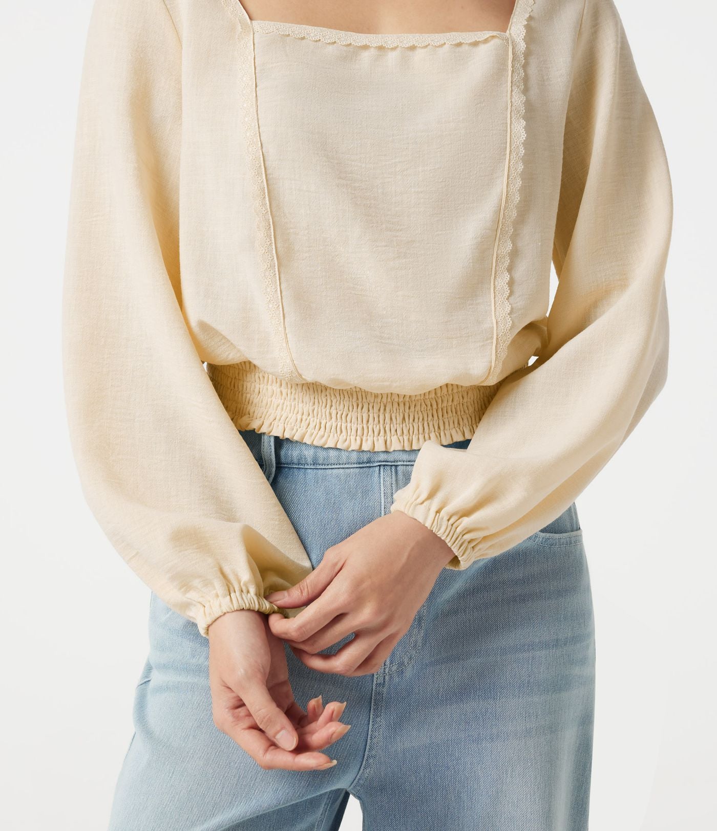 Blouse casual effet lin à col carré, manches bouffantes, lien au dos, empiècement en dentelle et détails froncés