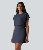 Robe de sport mini de yoga SoftlyZero™ Airy 2-en-1 effet frais InstantCool col rond à manches courtes, demi-zip et poches, accès facile Easy Peasy