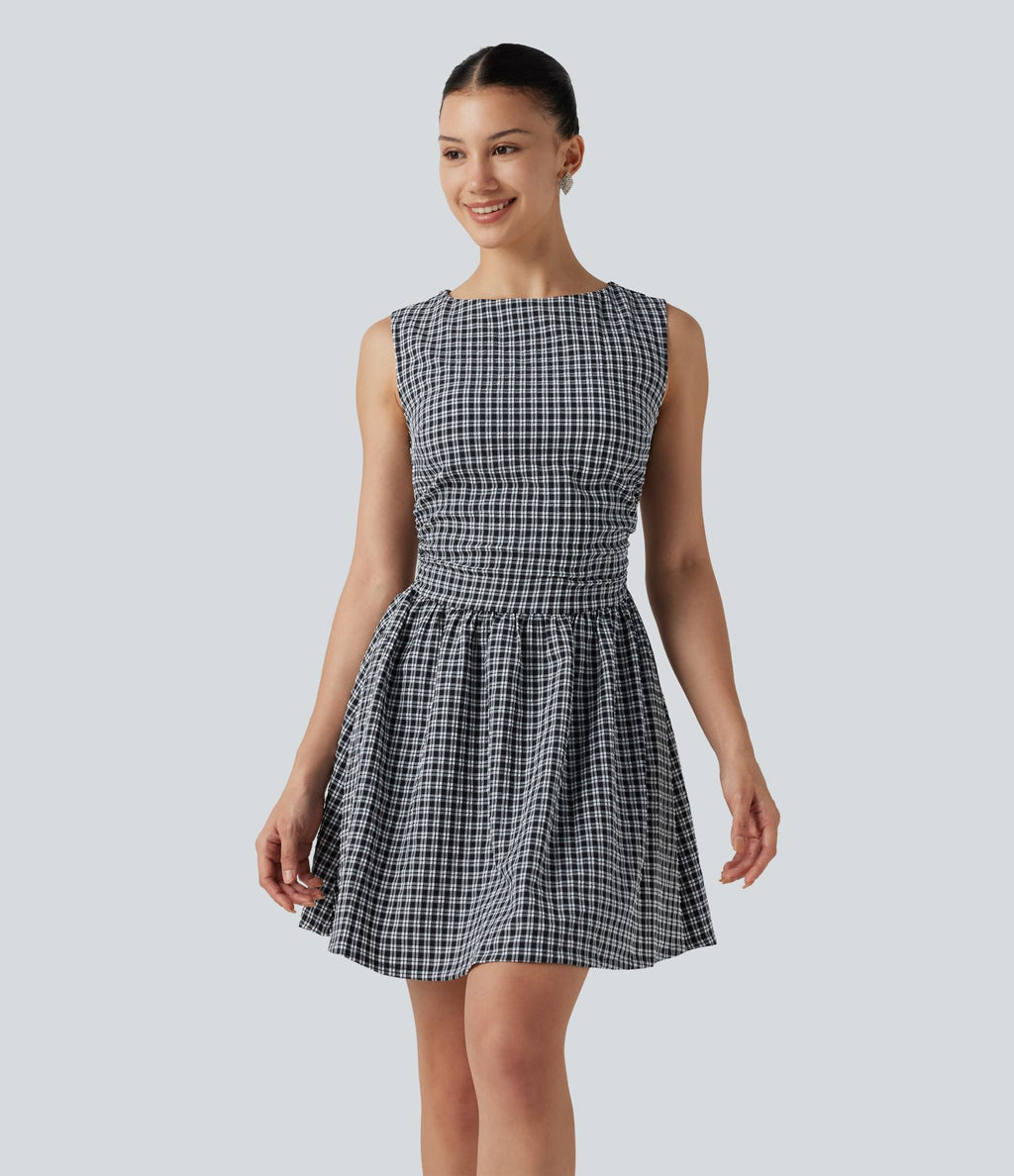 Robe mini trapèze vichy sans manches à col bateau, détails froncés, fermeture invisible et poches