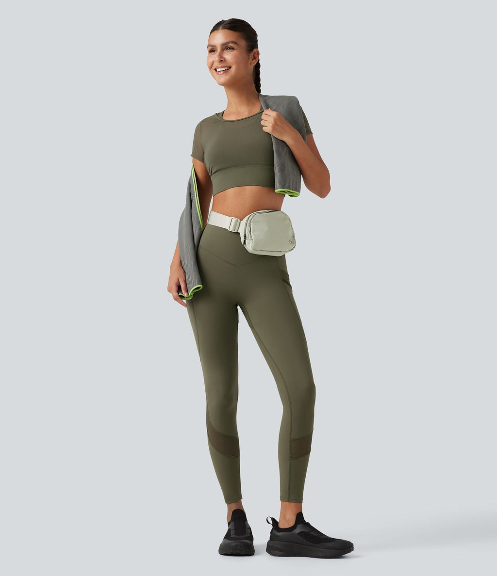 Crop top de running effet frais InstantCool à séchage rapide avec encolure bateau, mesh contrasté, manches courtes, coussinets amovibles et protection solaire UPF50+