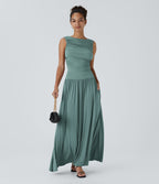 Robe longue à encolure bateau, bretelles asymétriques, côtés froncés et poches