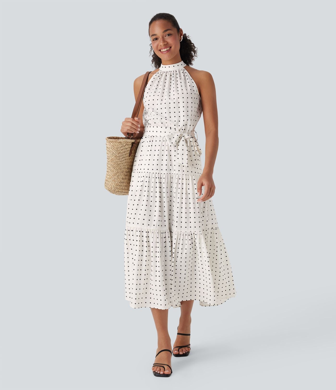 Robe mi-longue fluide de vacances à pois avec col licou, découpe dos, ceinture et poches latérales