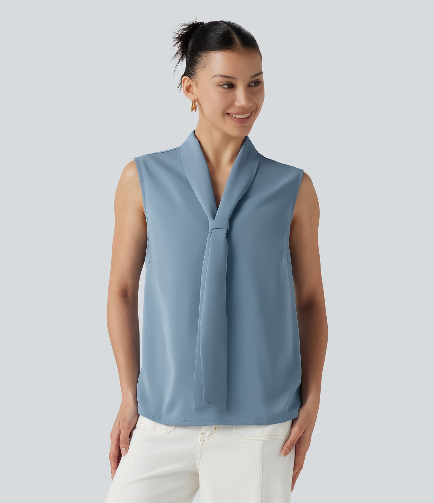 Blouse  sans manches esprit bureau défroissage facile, col V et lien à nouer
