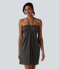 Robe resort mini dos nu à col licou avec lien noué dans le dos et poches
