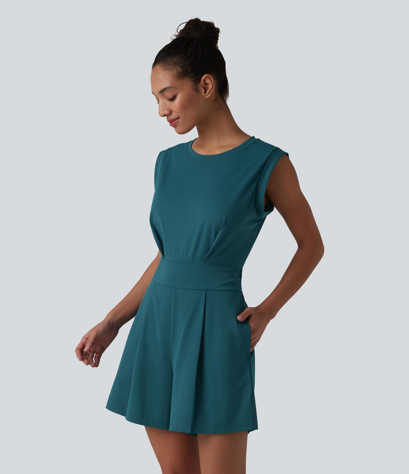 SoftlyZero™ QuickDry Combinaison-short yoga col rond sans manches avec découpe dos et poches — Easy Peasy