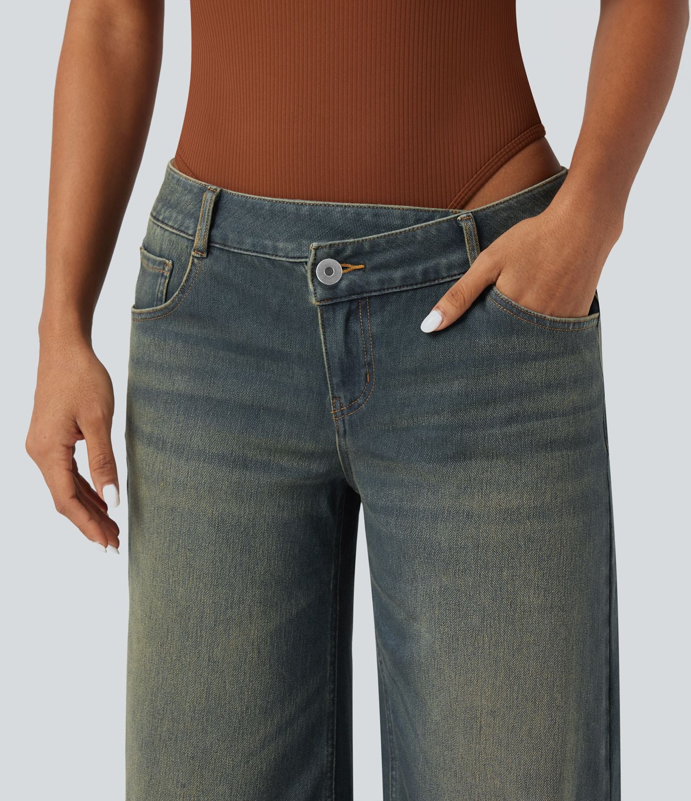 Halara Flex™ Jean large asymétrique taille basse avec bouton, fermeture éclair et poches multiples, délavé et extensible en maille