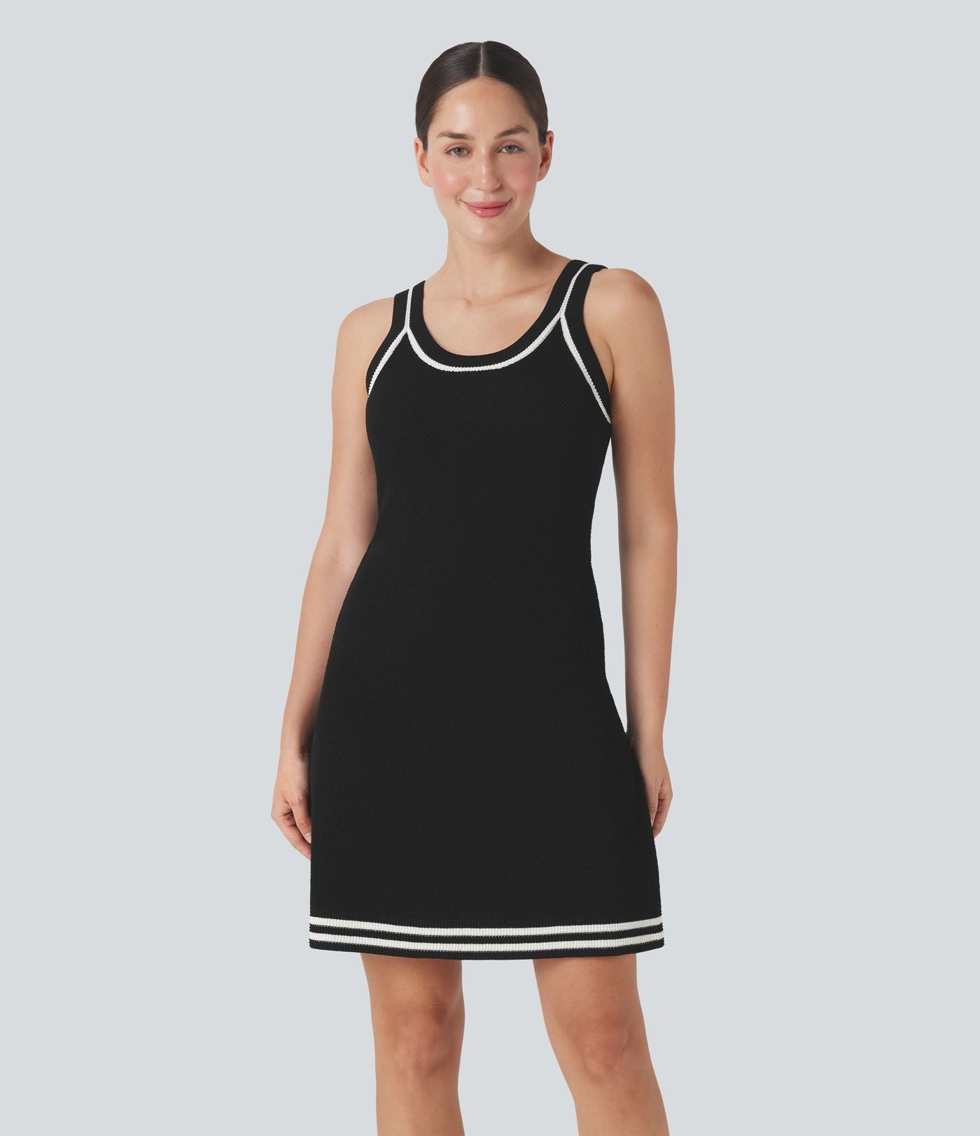 Robe mini décontractée en maille de type pull avec dos nu et color block