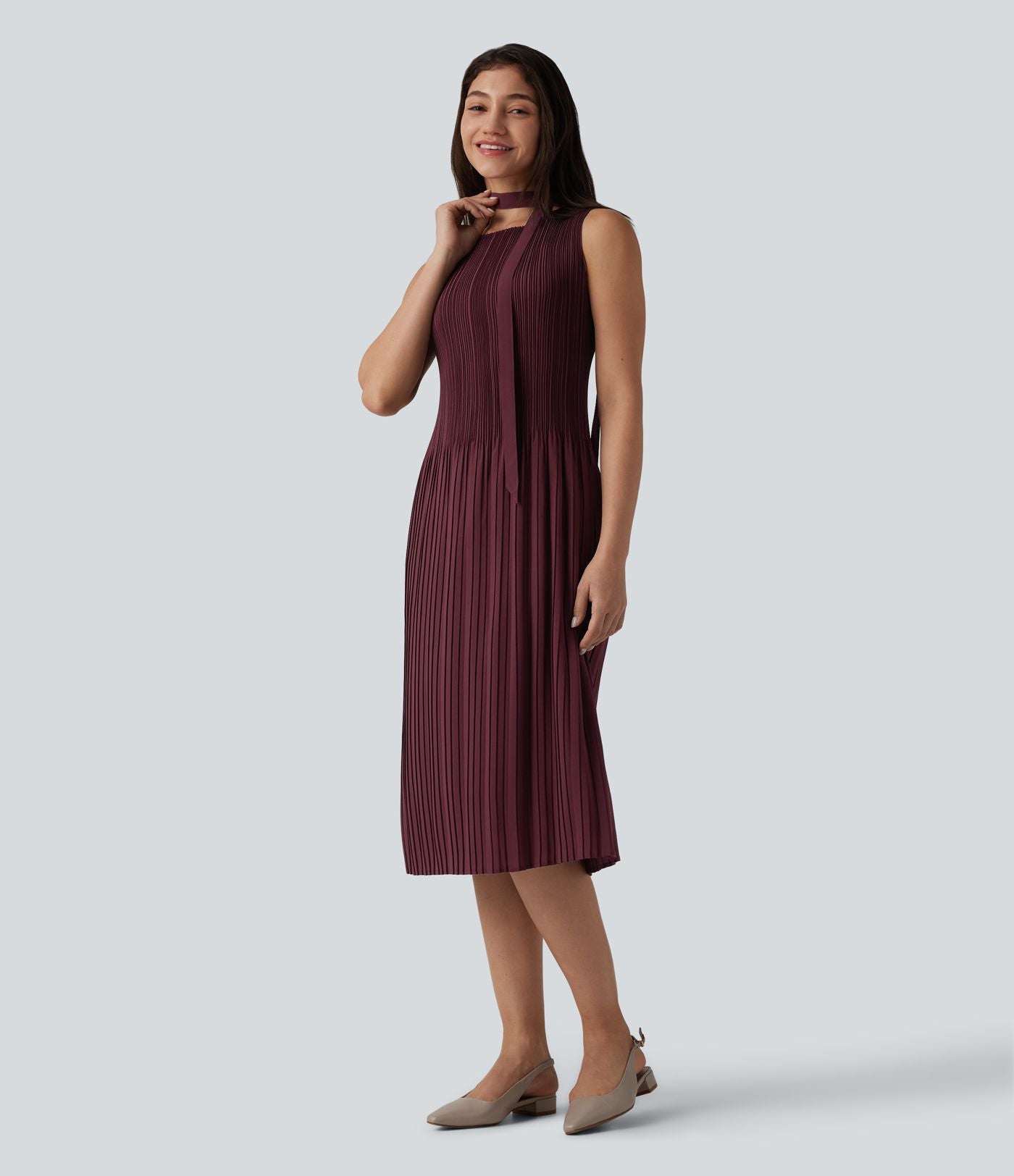 Robe mi-longue de travail ceinturée col bateau sans manches plissée