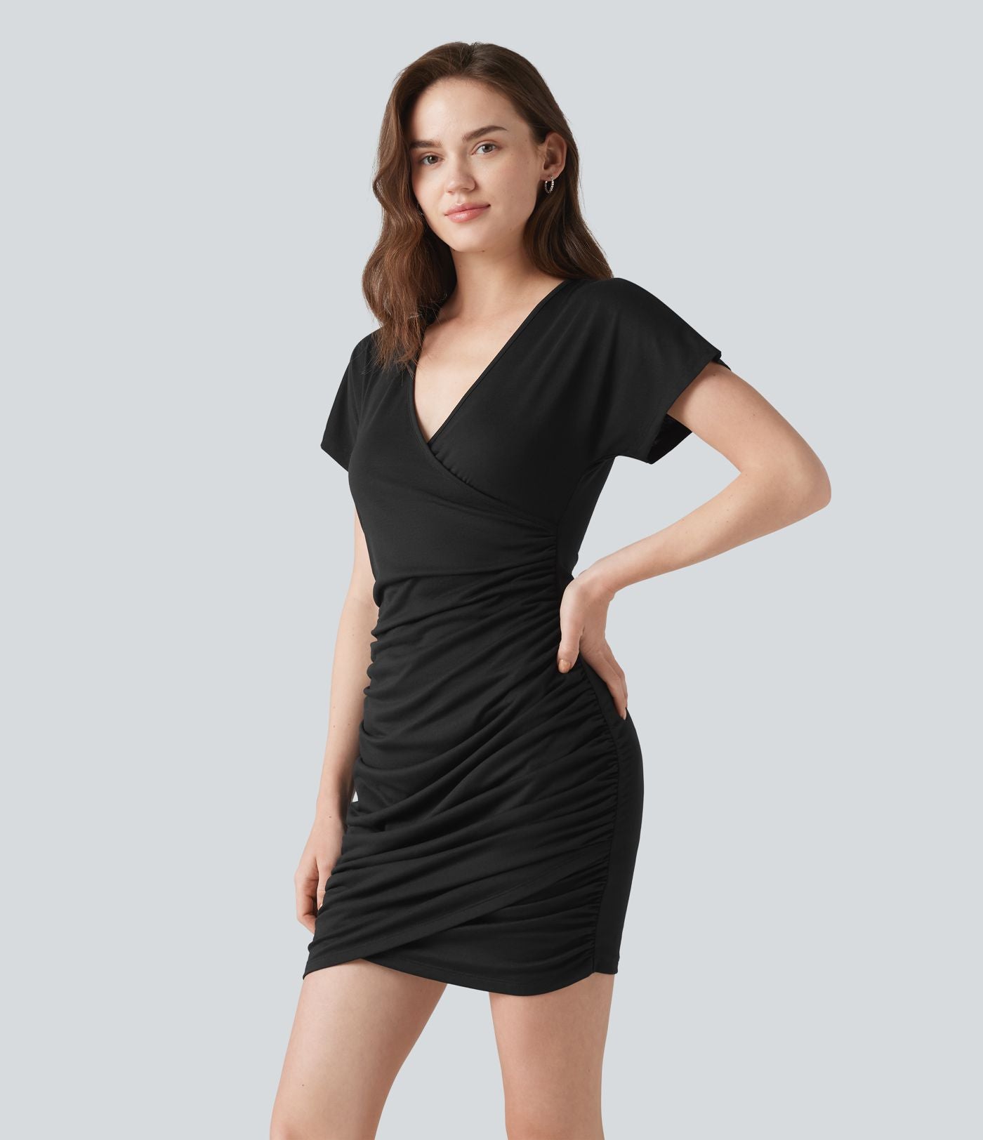 Robe moulante courte décontractée col V manches courtes froncée avec ourlet croisé