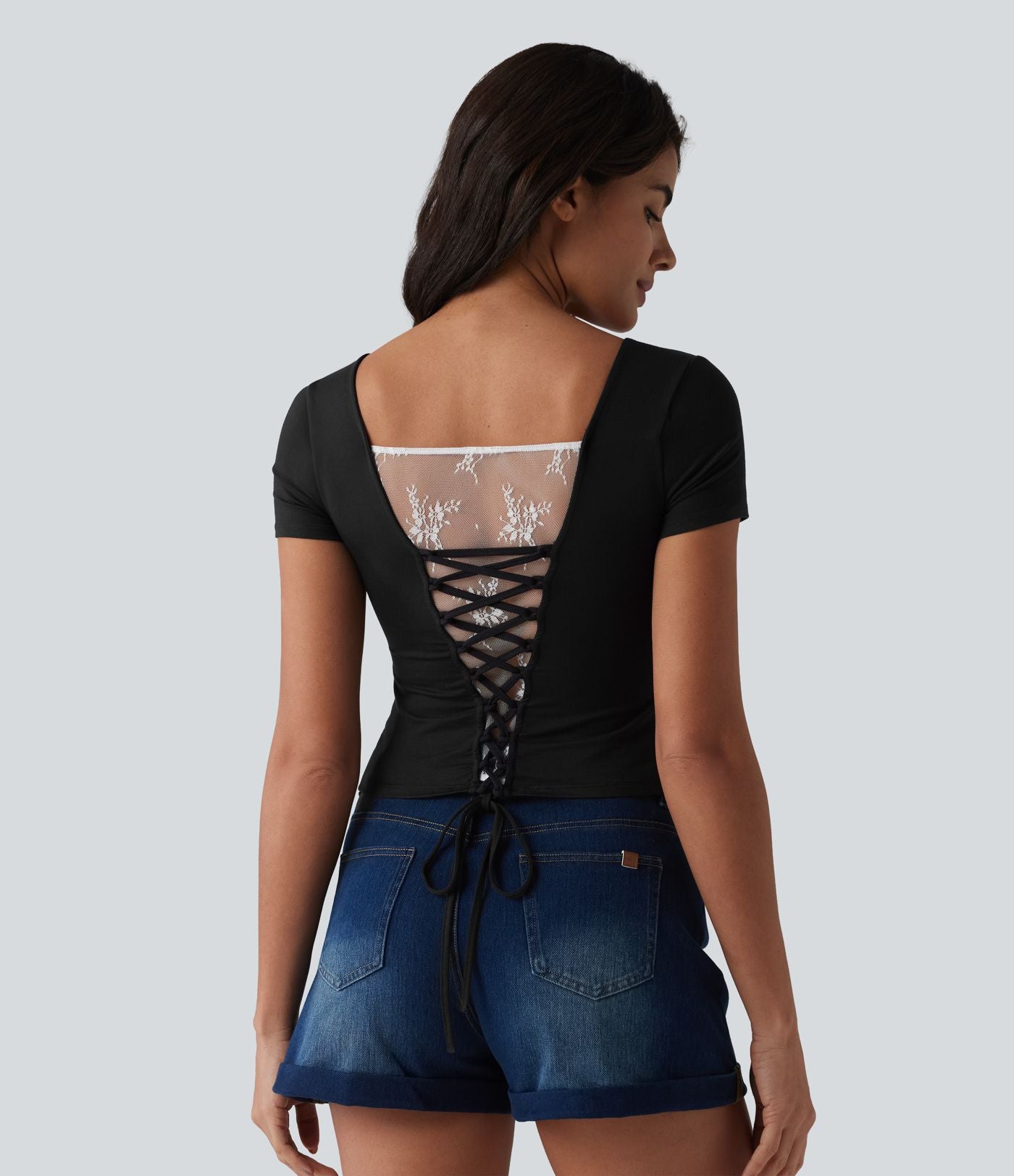 T-shirt casual col U manches courtes avec soutien-gorge intégré, dentelle contrastante et dos à nouer
