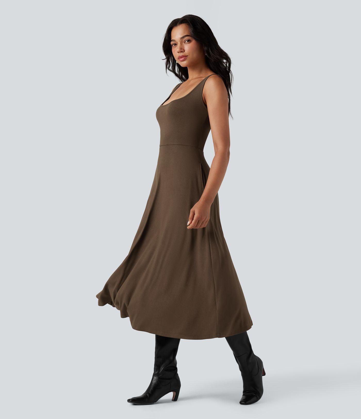 Robe mi-longue fluide col U sans manches avec poches
