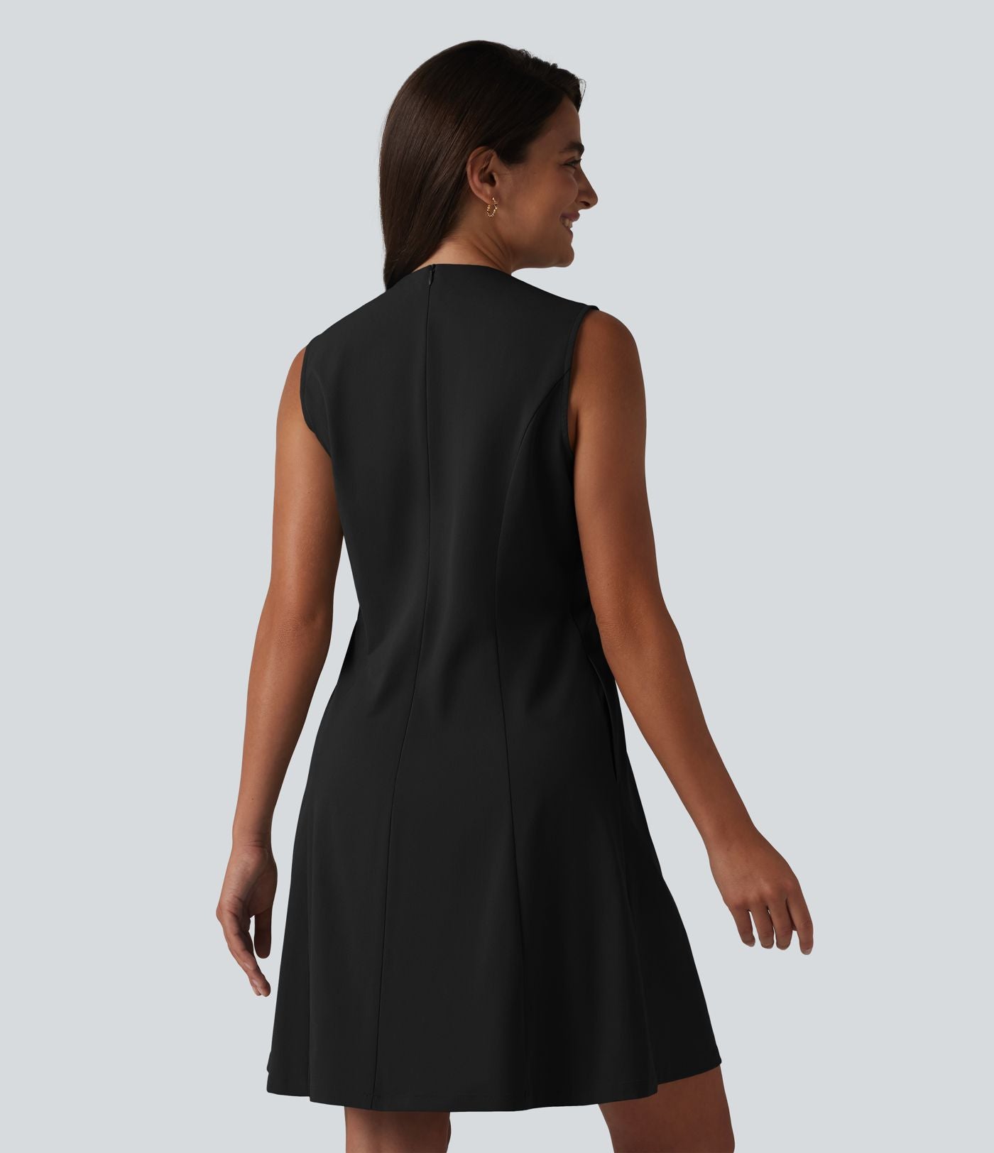 Robe de bureau mini en popeline stretch plissée col V sans manches avec fermeture éclair invisible et poches