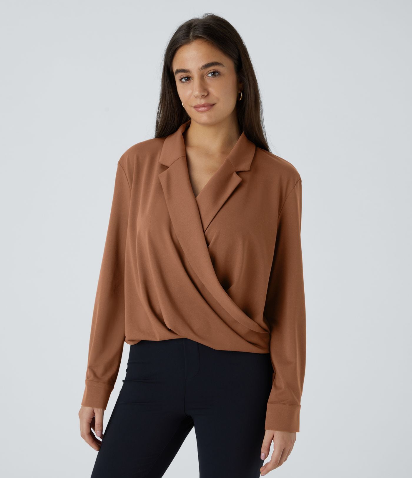 Chemise de travail à col cranté, coupe croisée et manches longues