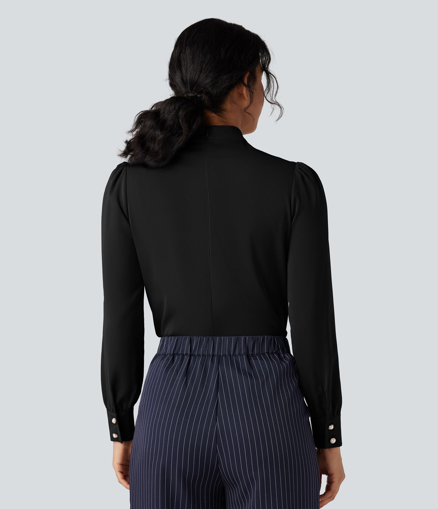 Chemise esprit bureau défroissage facile avec col lavallière, manches longues bouffantes et zip invisible au dos