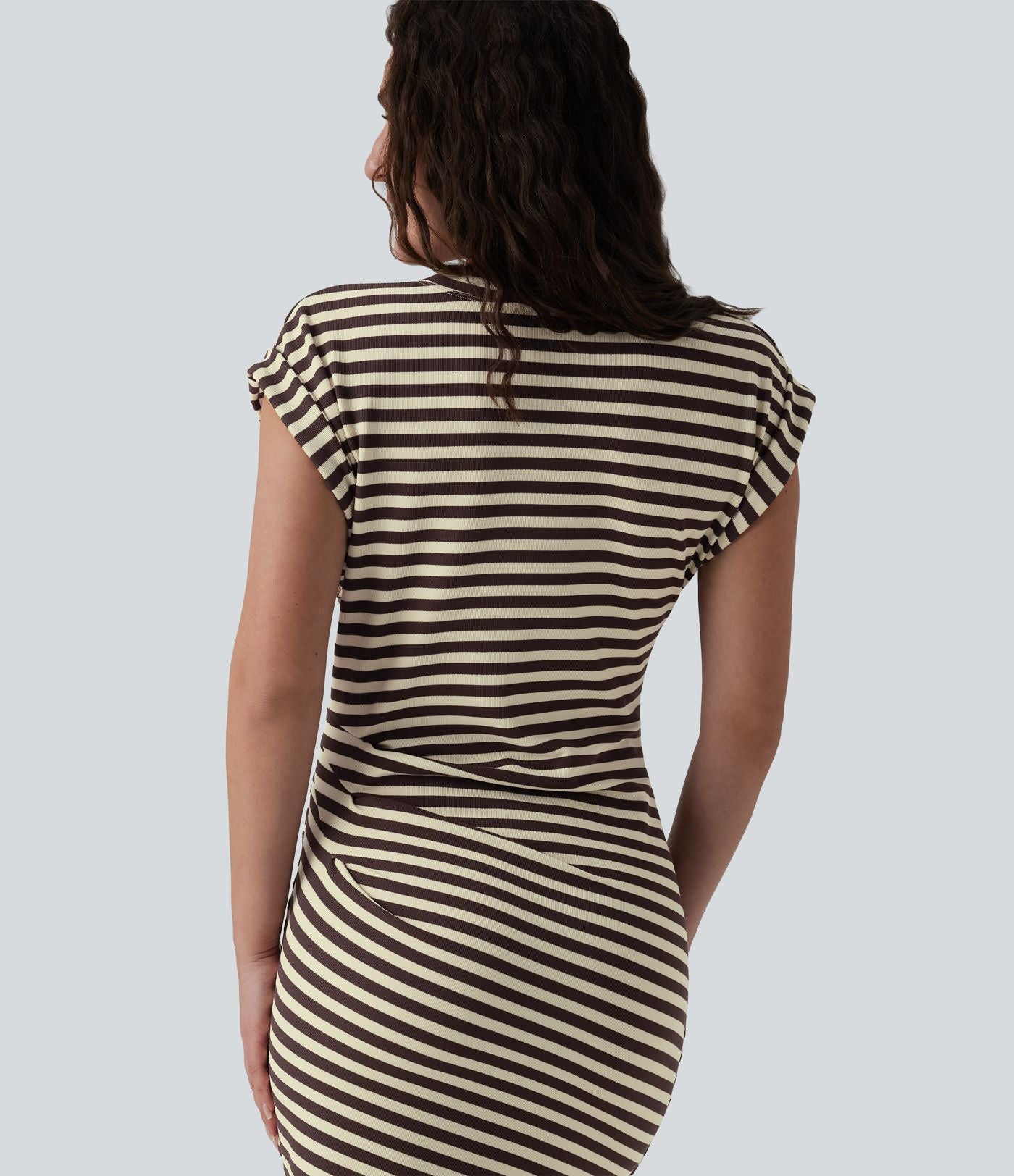 Robe T-shirt casual midi col rond manches courtes rayures gauffrées à ourlet asymétrique fendu