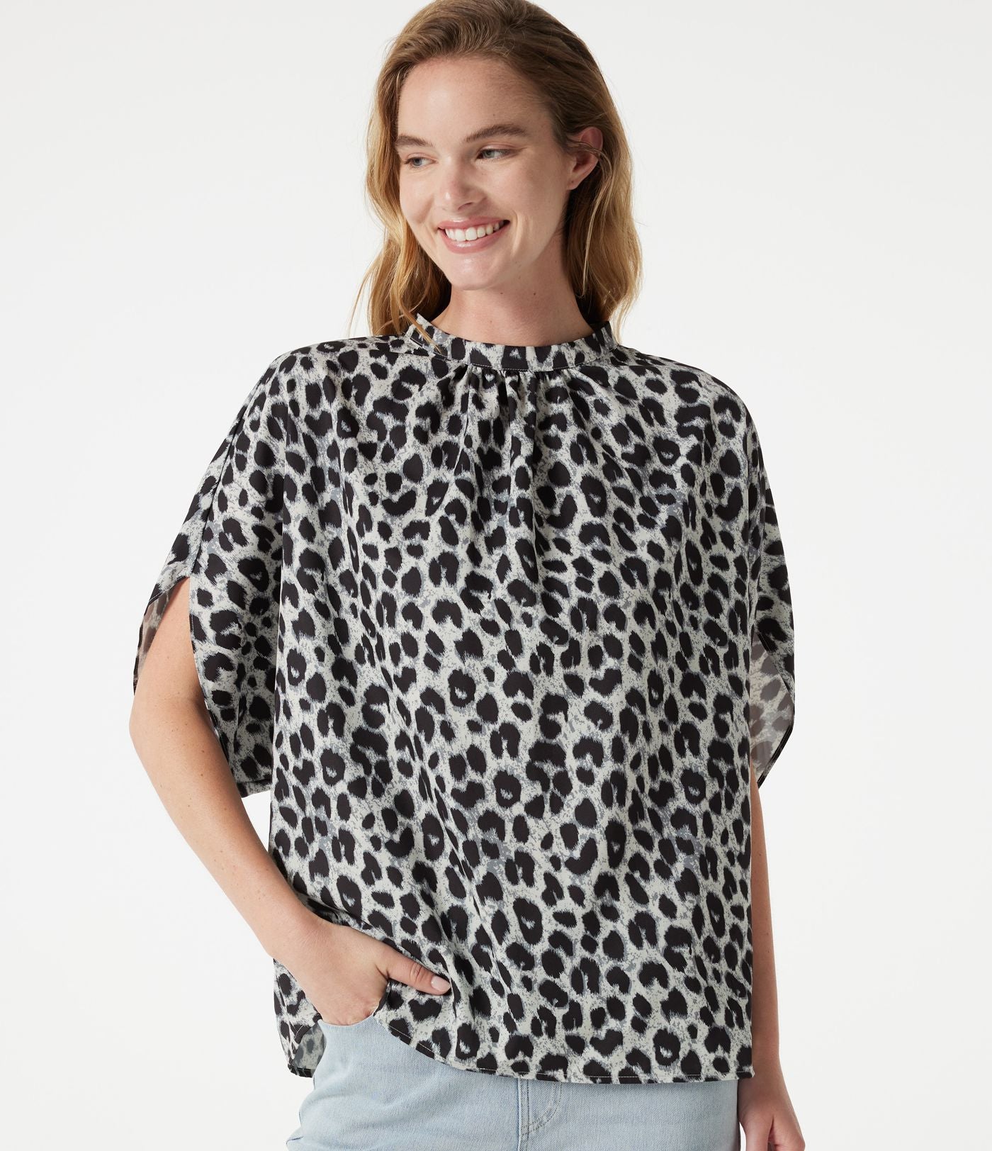 Blouse esprit bureau imprimé léopard à col montant, manches chauve-souris et lien au dos