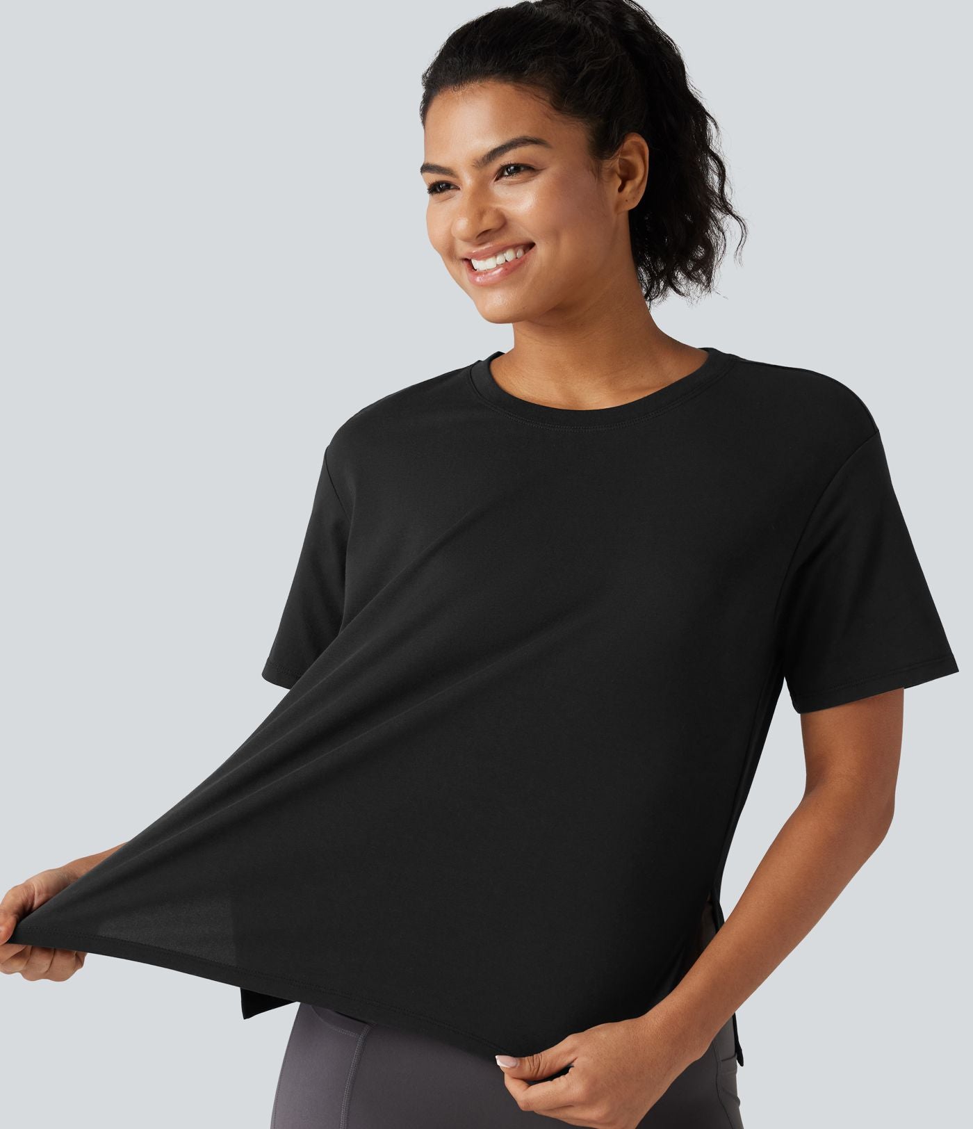 Haut de sport en coton col rond à manches courtes, ourlet fendu et coupe ample pour le yoga