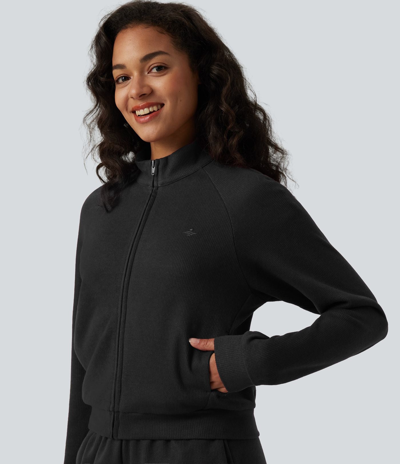 Veste casual côtelée à col montant, manches longues et fermeture zippée avec poches