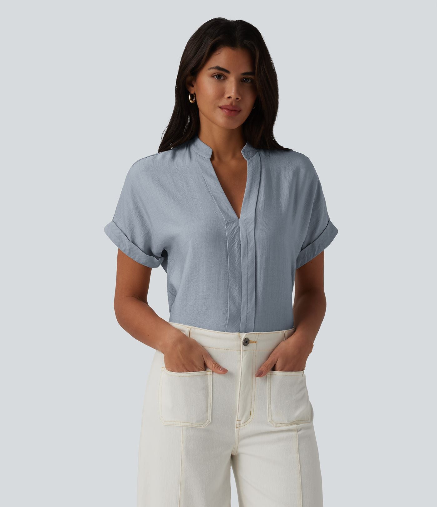 Chemise col V manches courtes aspect lin pour le bureau