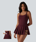 Robe sport mini 2-en-1 à bretelles col U, dos nu croisé, plissée à ourlet asymétrique, soutien-gorge intégré et poches