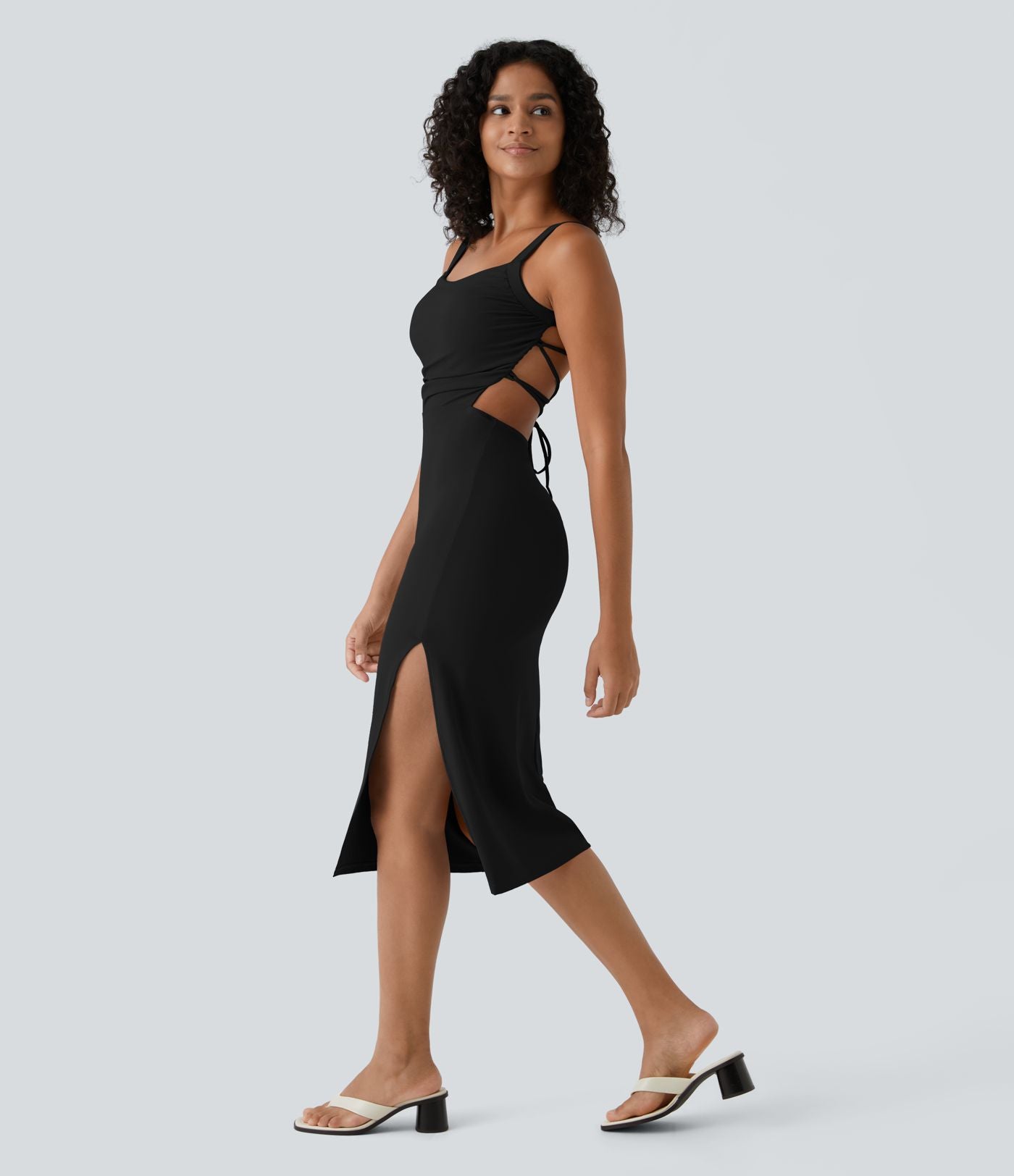 Robe midi laquée fendue, brassière intégrée, dos nu croisé