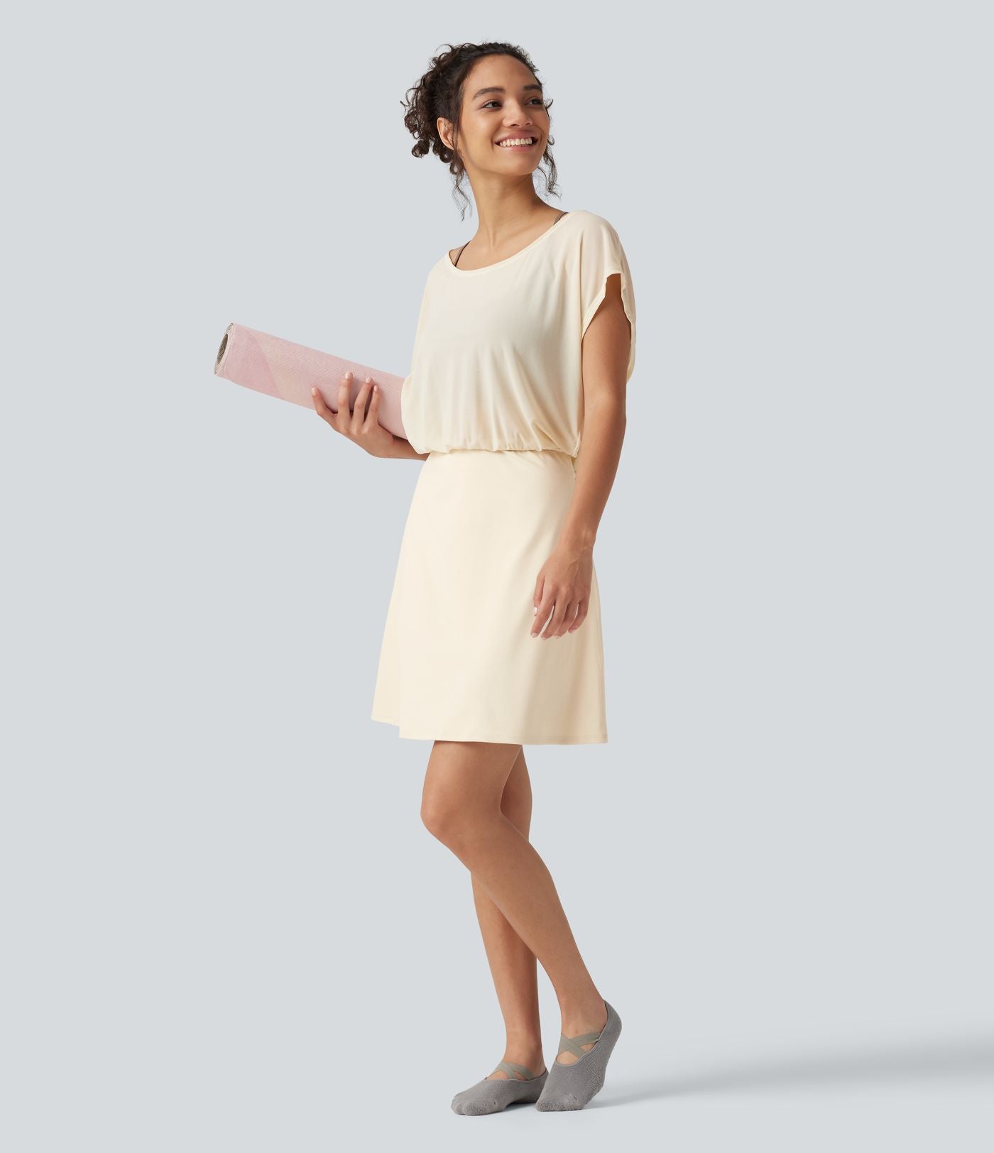Robe-short mini SoftlyZero™ Plush pour le yoga à encolure bateau, manches courtes et poches - Easy Peasy