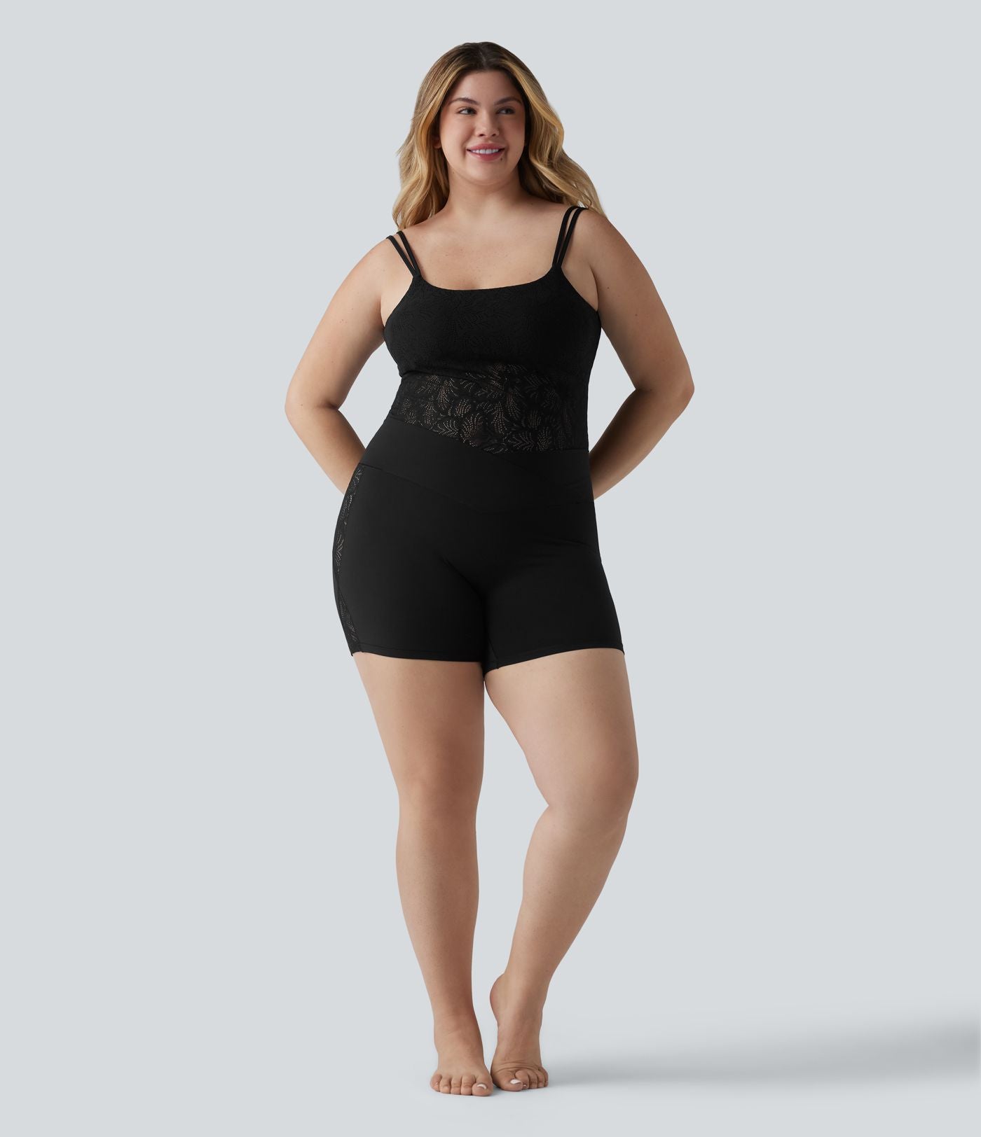 Grande taille SoftlyZero™ Cycliste de yoga taille haute croisée 12,5 cm avec dentelle contrastée, poche et protection UPF 50+