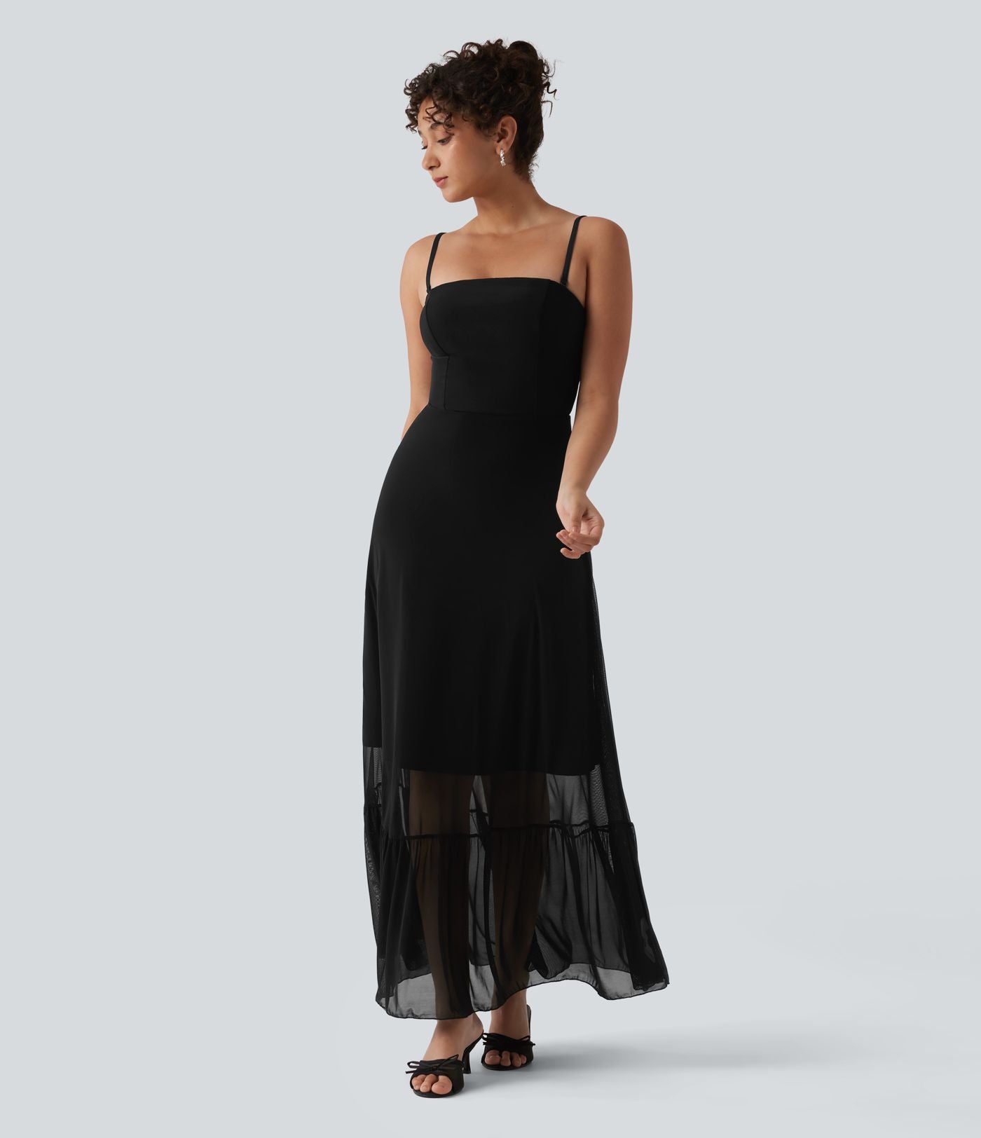 Robe longue fluide mesh contrastant avec volants à l'ourlet et coussinets fixes