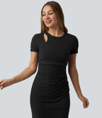 Robe midi col rond manches courtes avec découpes et fronces