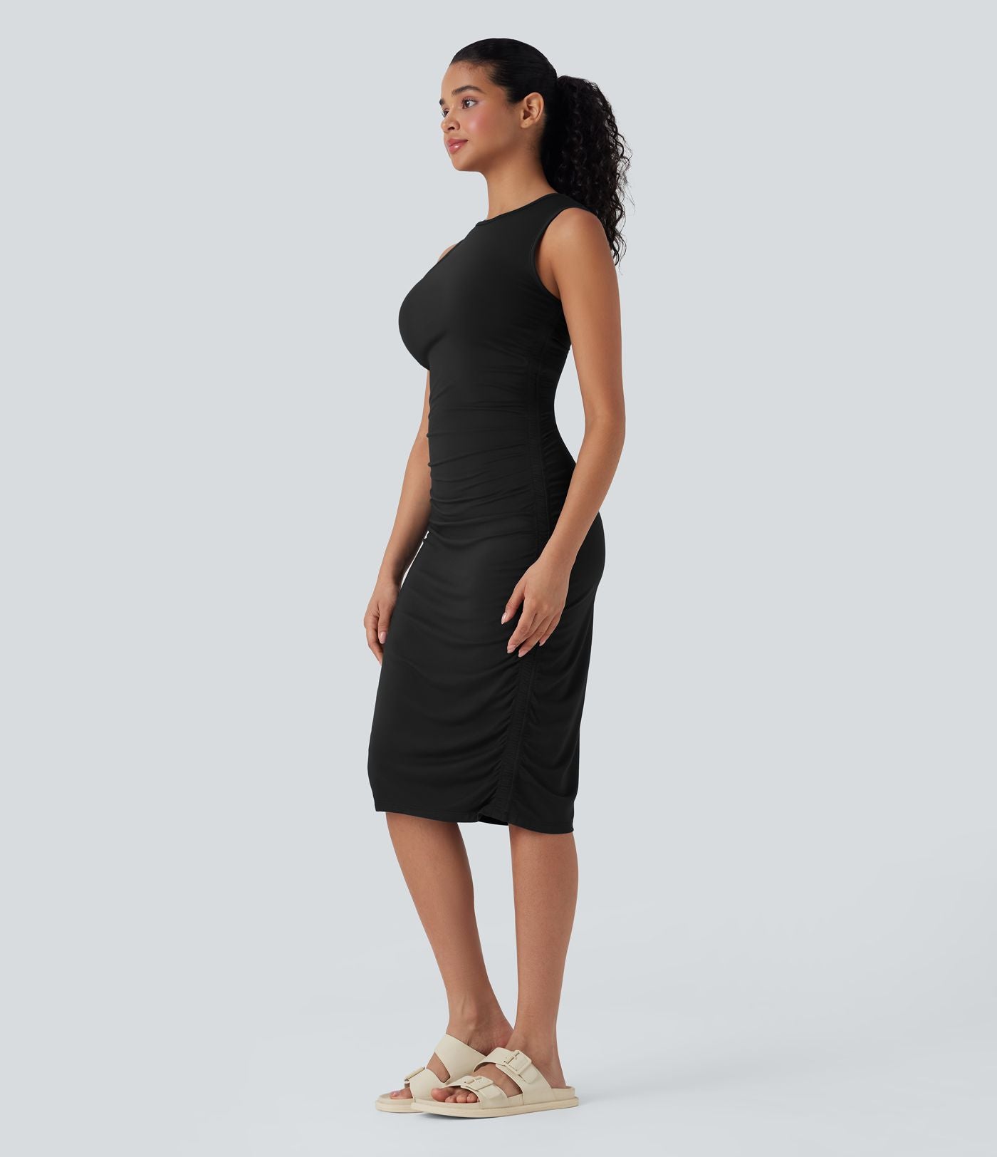 Robe casual moulante col rond sans manches froncée