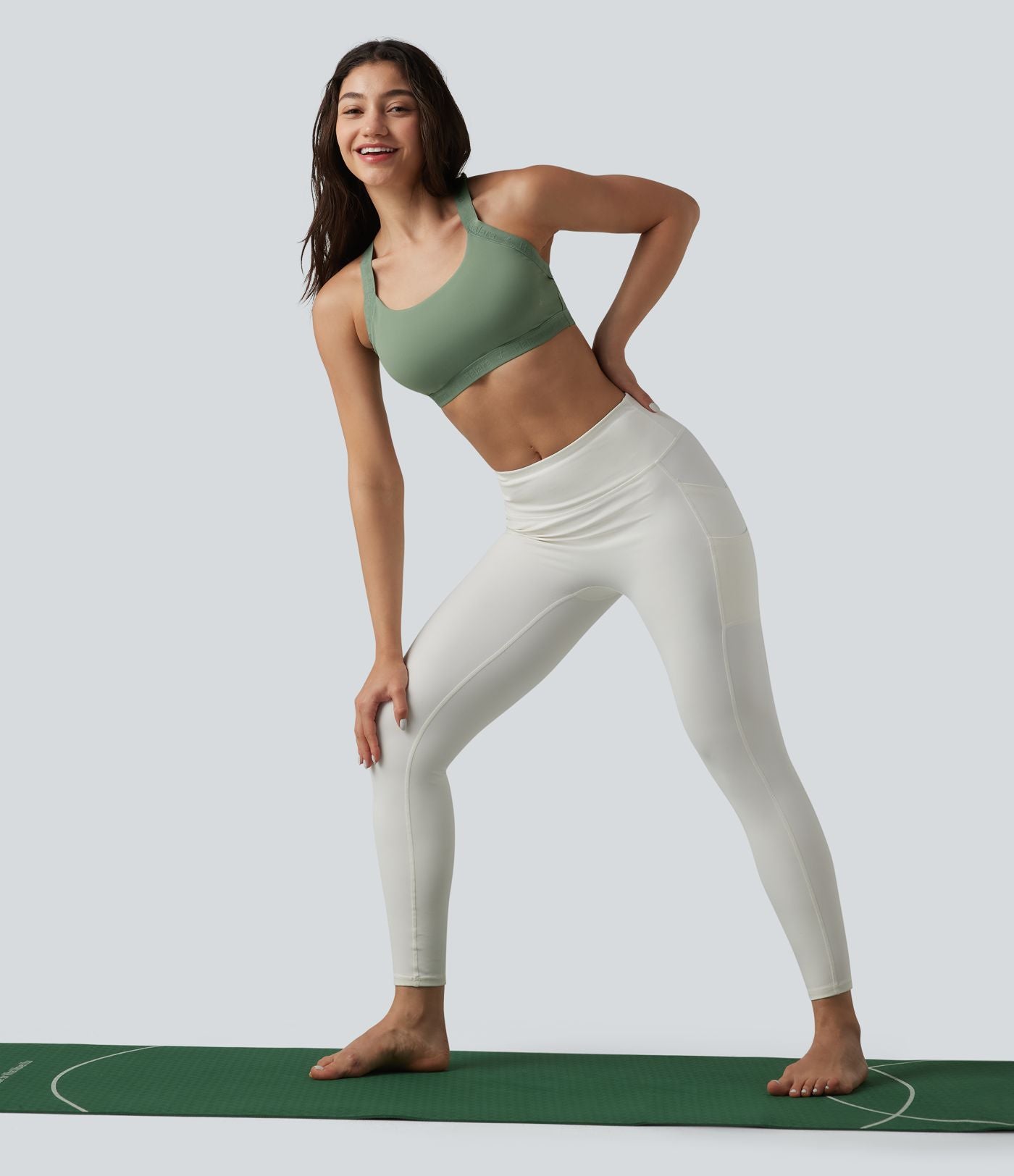 Brassière de sport effet frais InstantCool séchage rapide maintien léger avec bretelles croisées et dos nu, protection solaire UPF50+