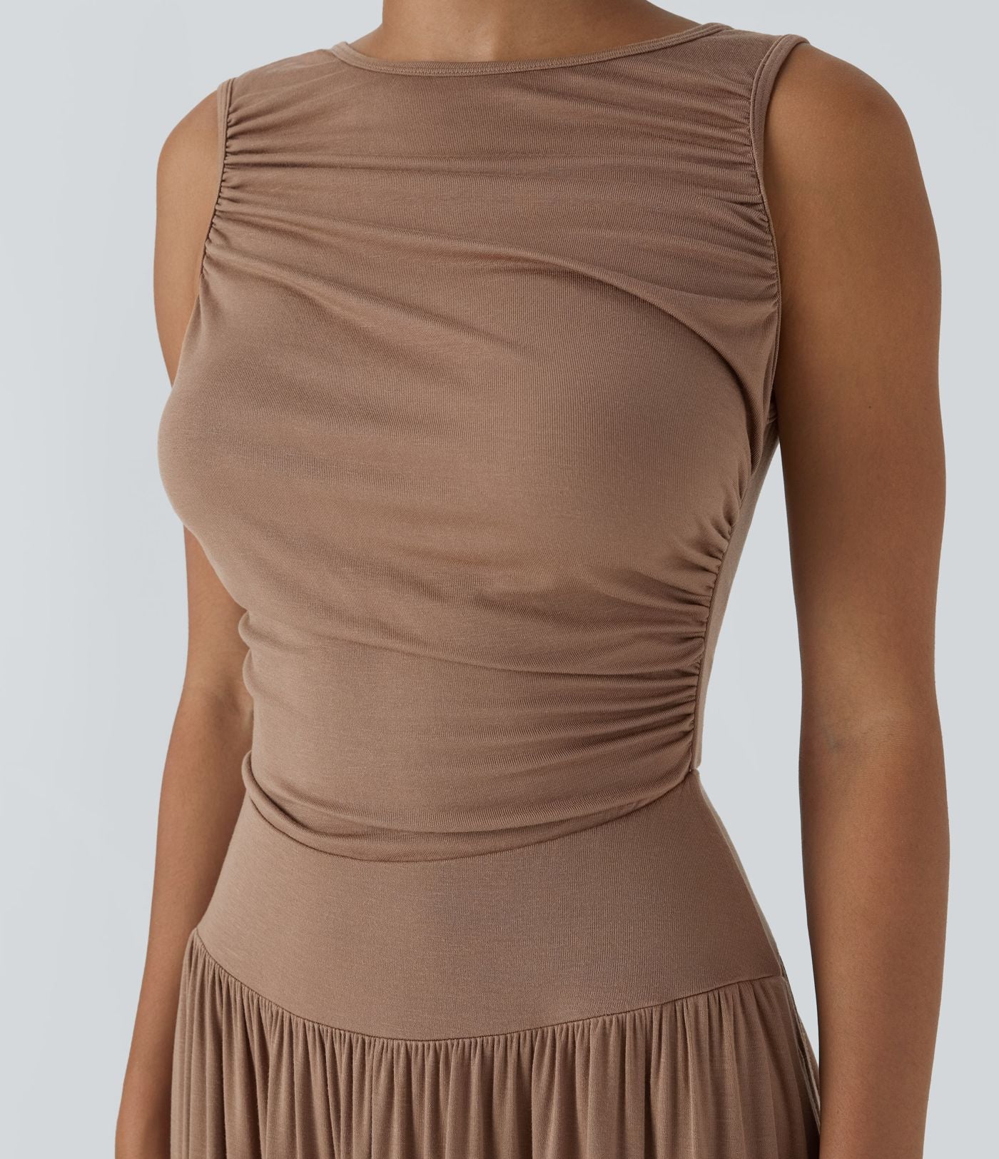 Robe longue à encolure bateau, bretelles asymétriques, côtés froncés et poches
