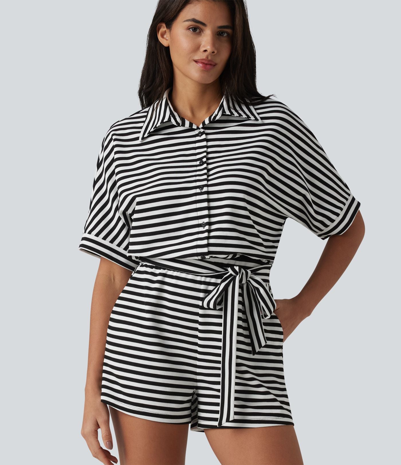 Combinaison-short casual en tissu gaufré rayé à manches mi-longues avec ceinture et poches — Easy Peasy