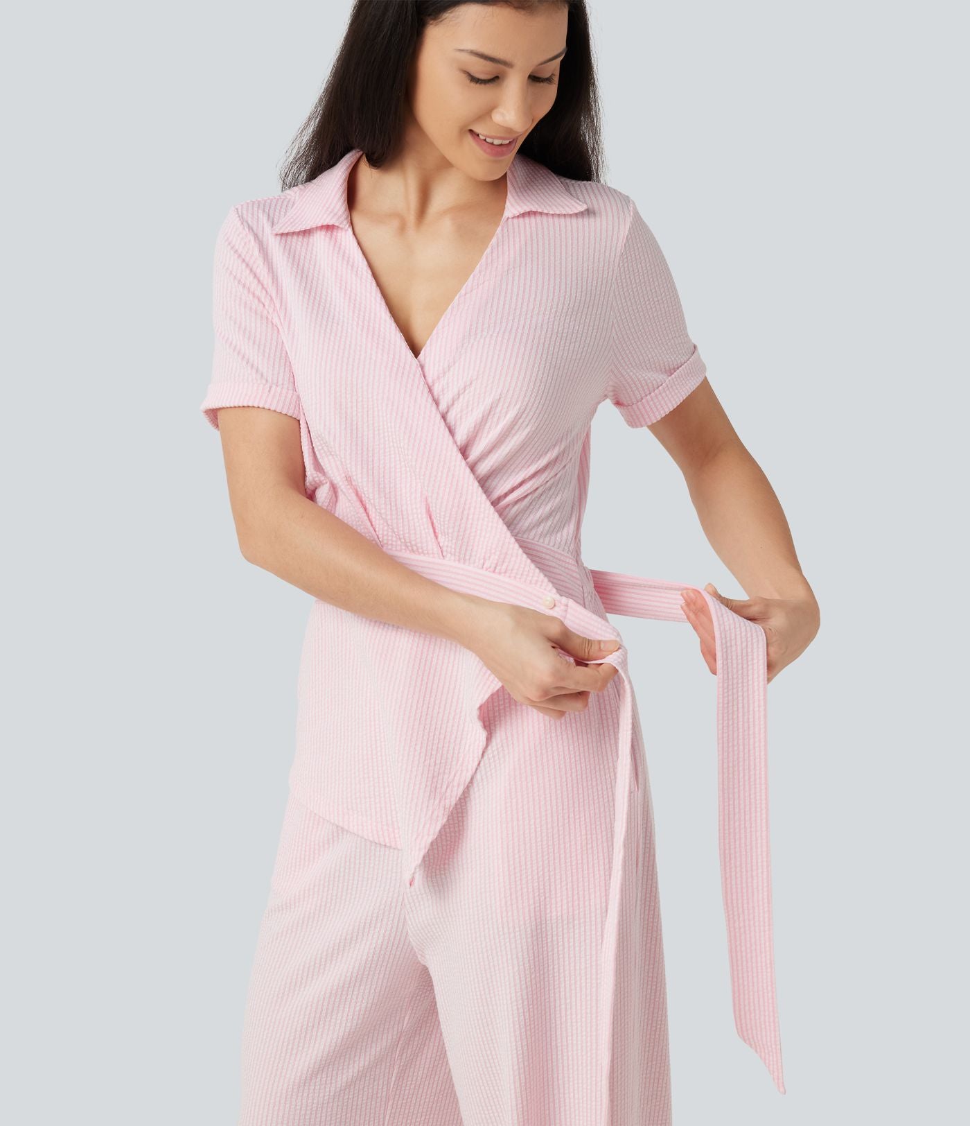 Combinaison-chemise accès facile Easy Peasy en coton froissé rayé à manches courtes, cache-cœur, lien au dos et poches